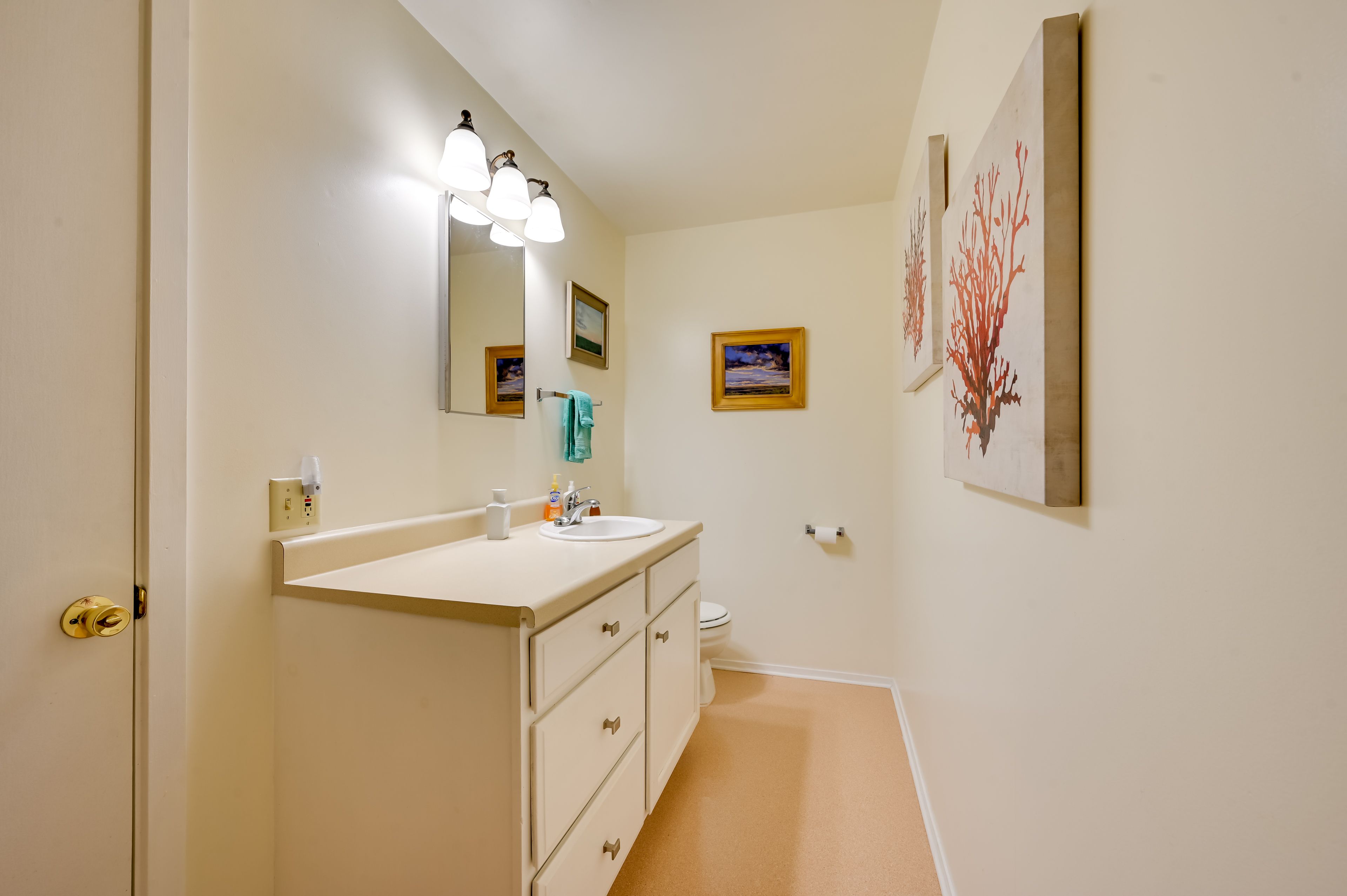 Full Bathroom | Towels Provided | Hair Dryer
