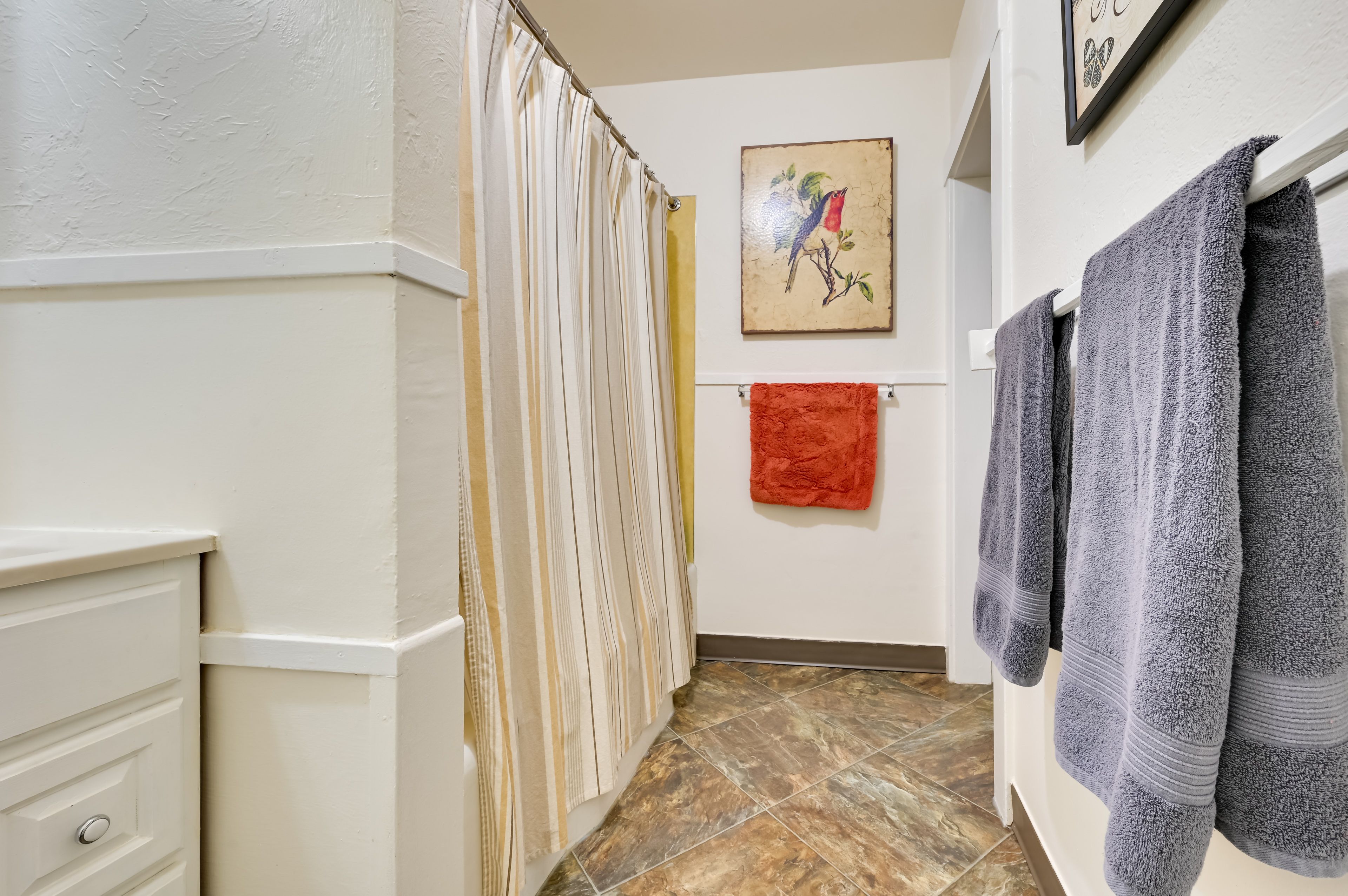Full Bathroom | Towels Provided | Hair Dryer
