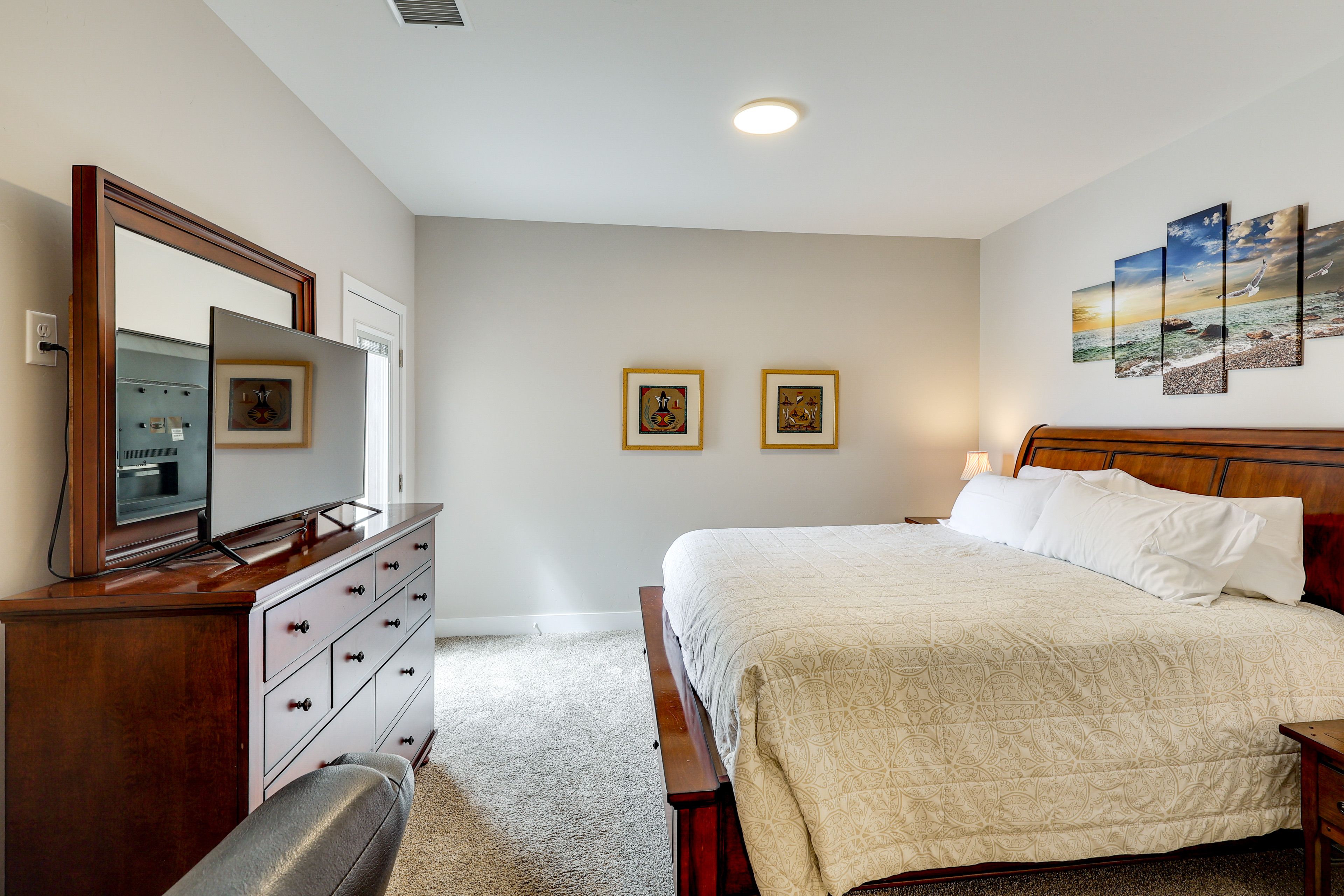 Bedroom | King Bed | Smart TV | Linens Provided