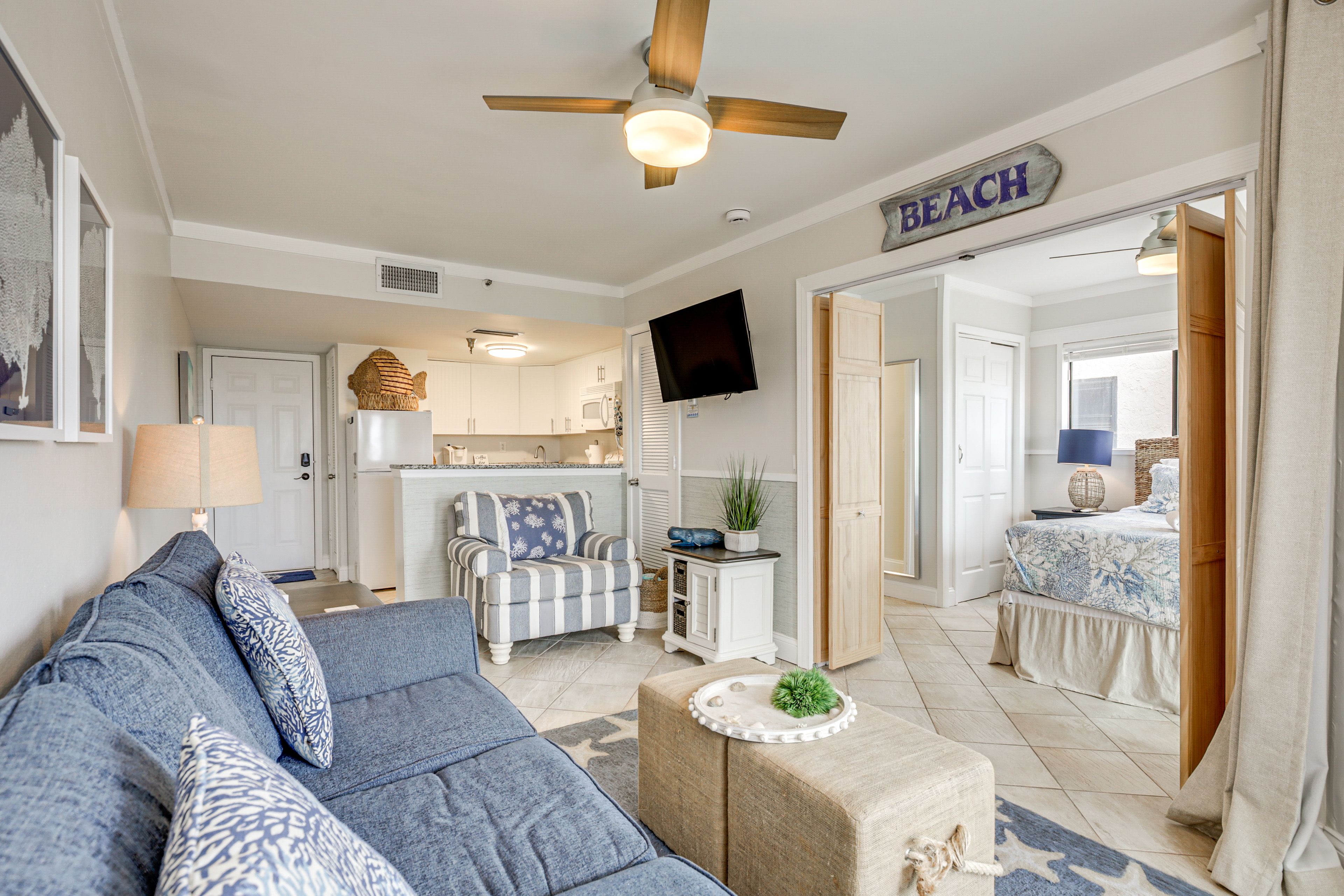 Living Room | Sleeper Sofa | Central A/C & Heat | Free WiFi | Smart TV