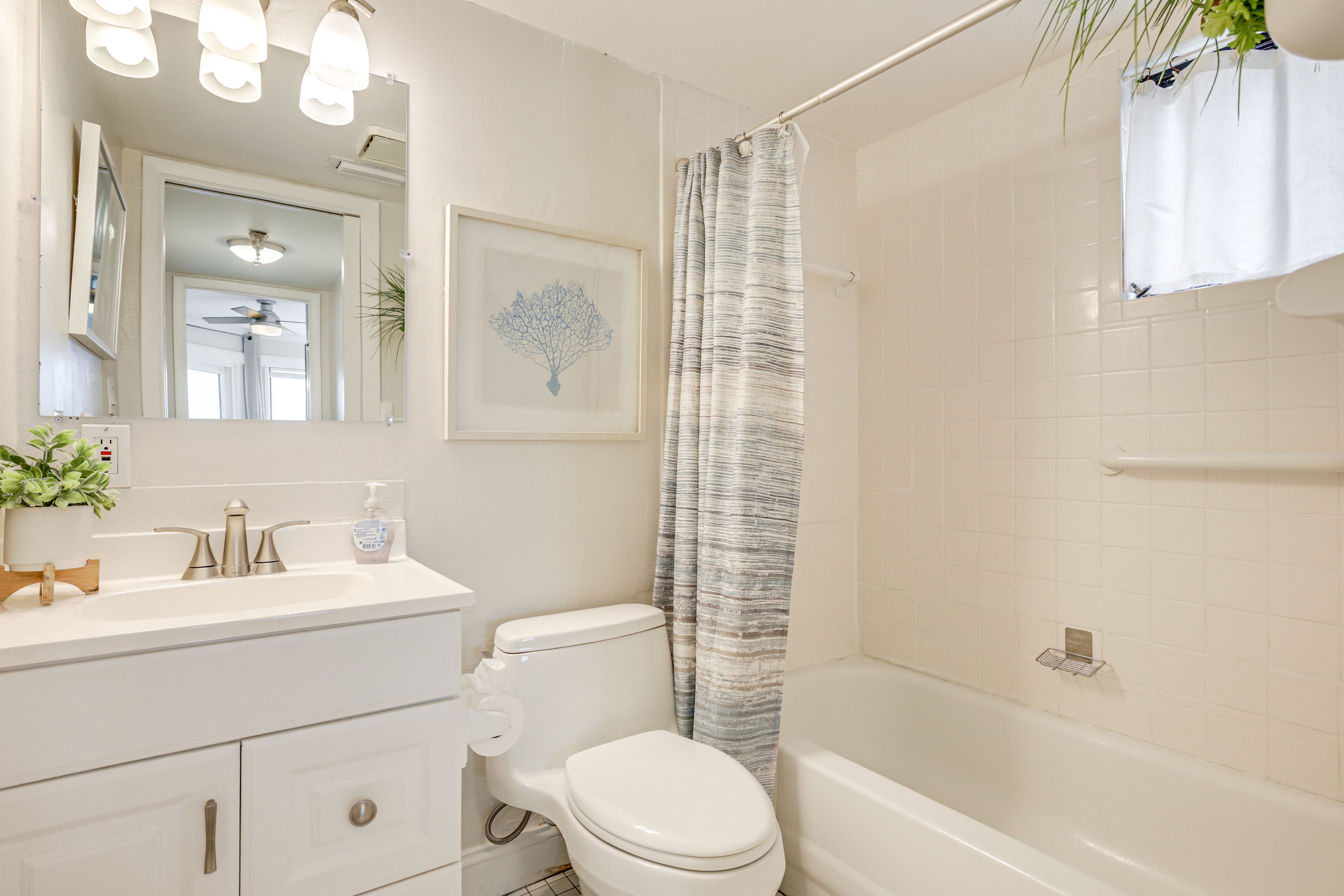 Full Bathroom | Towels Provided