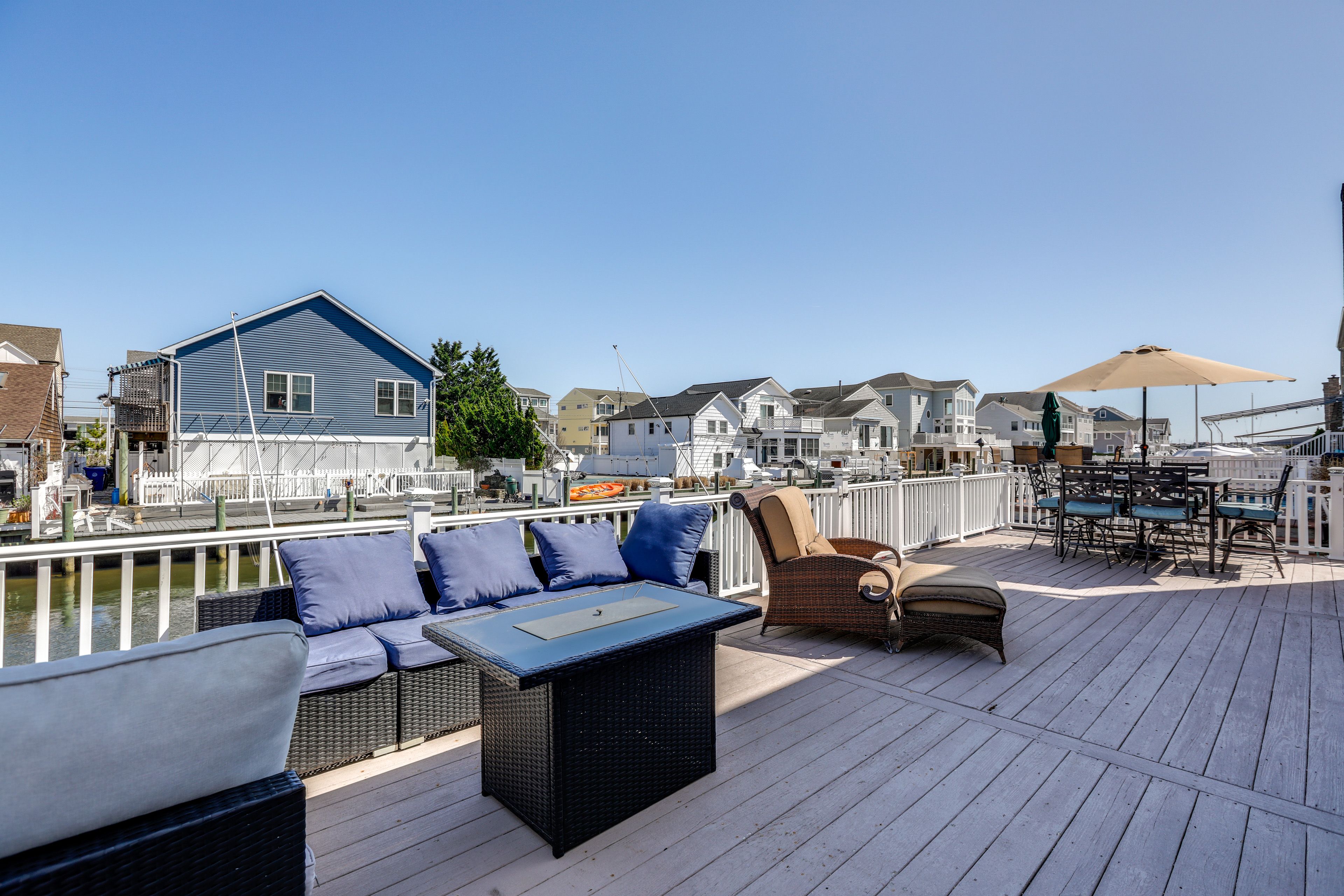Deck | 2-Story Home