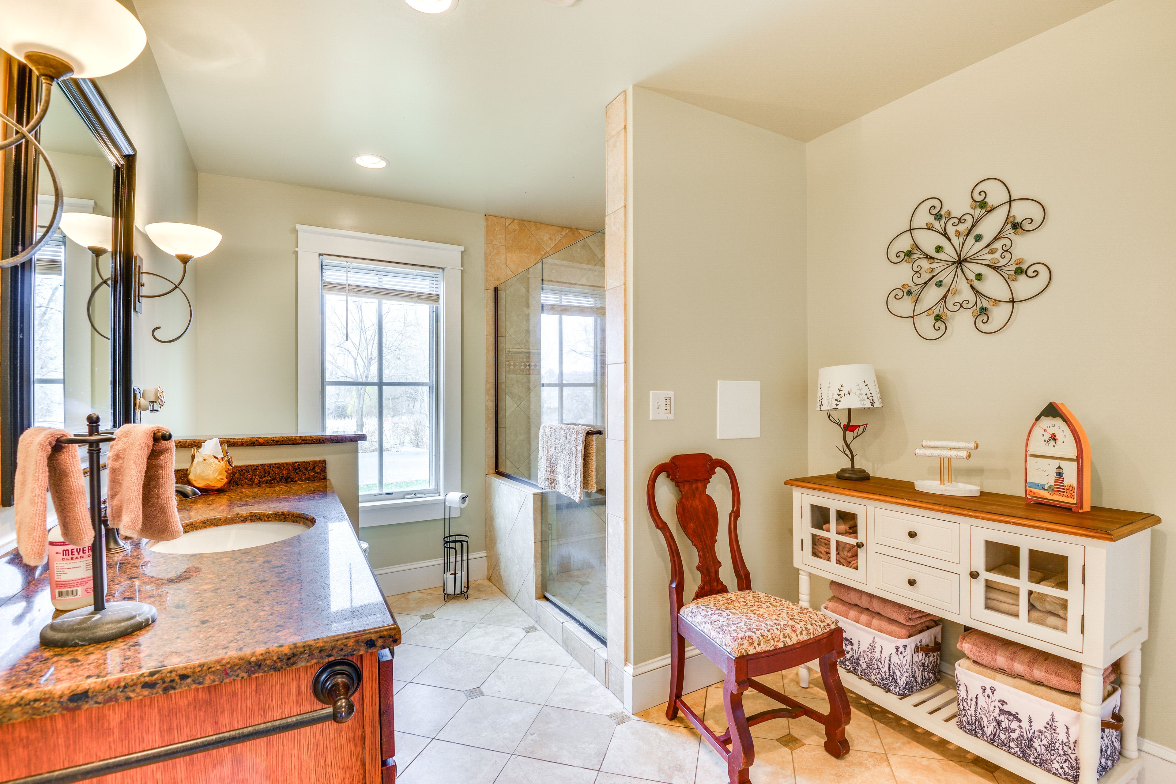 Full Bathroom | 1st Floor | Towels Provided