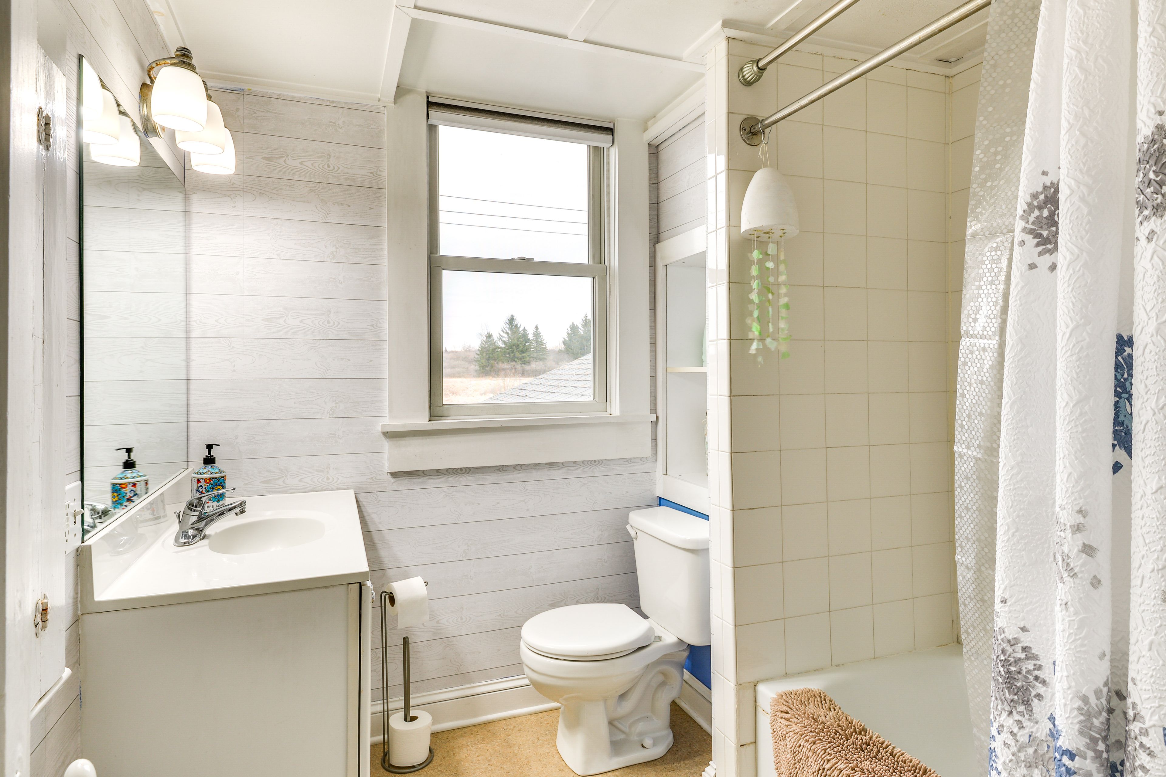 Full Bathroom | 2nd Floor | Towels Provided