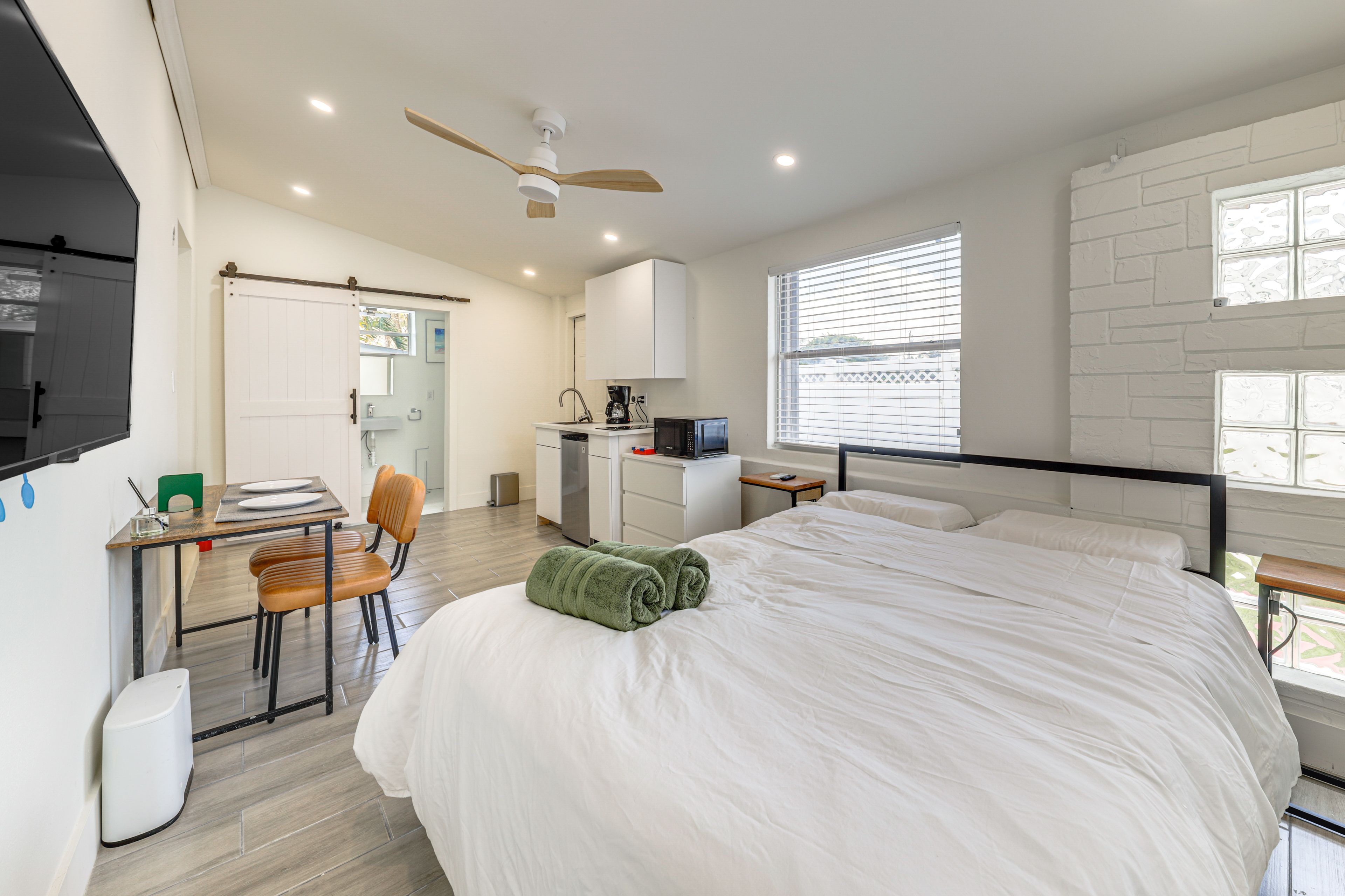 Studio | Queen Bed | Smart TV