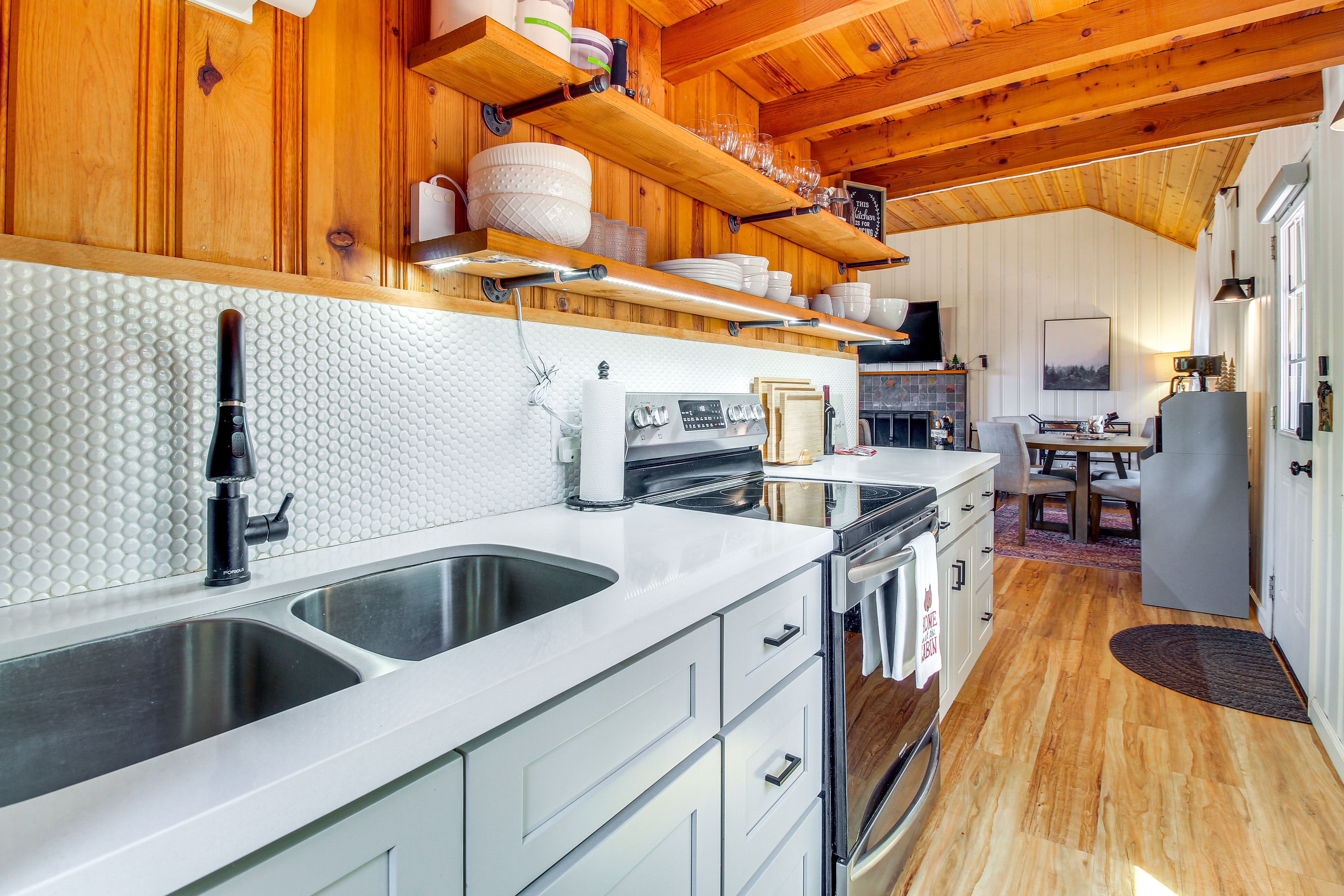 Main House Kitchen | Single-Story Home w/ Loft