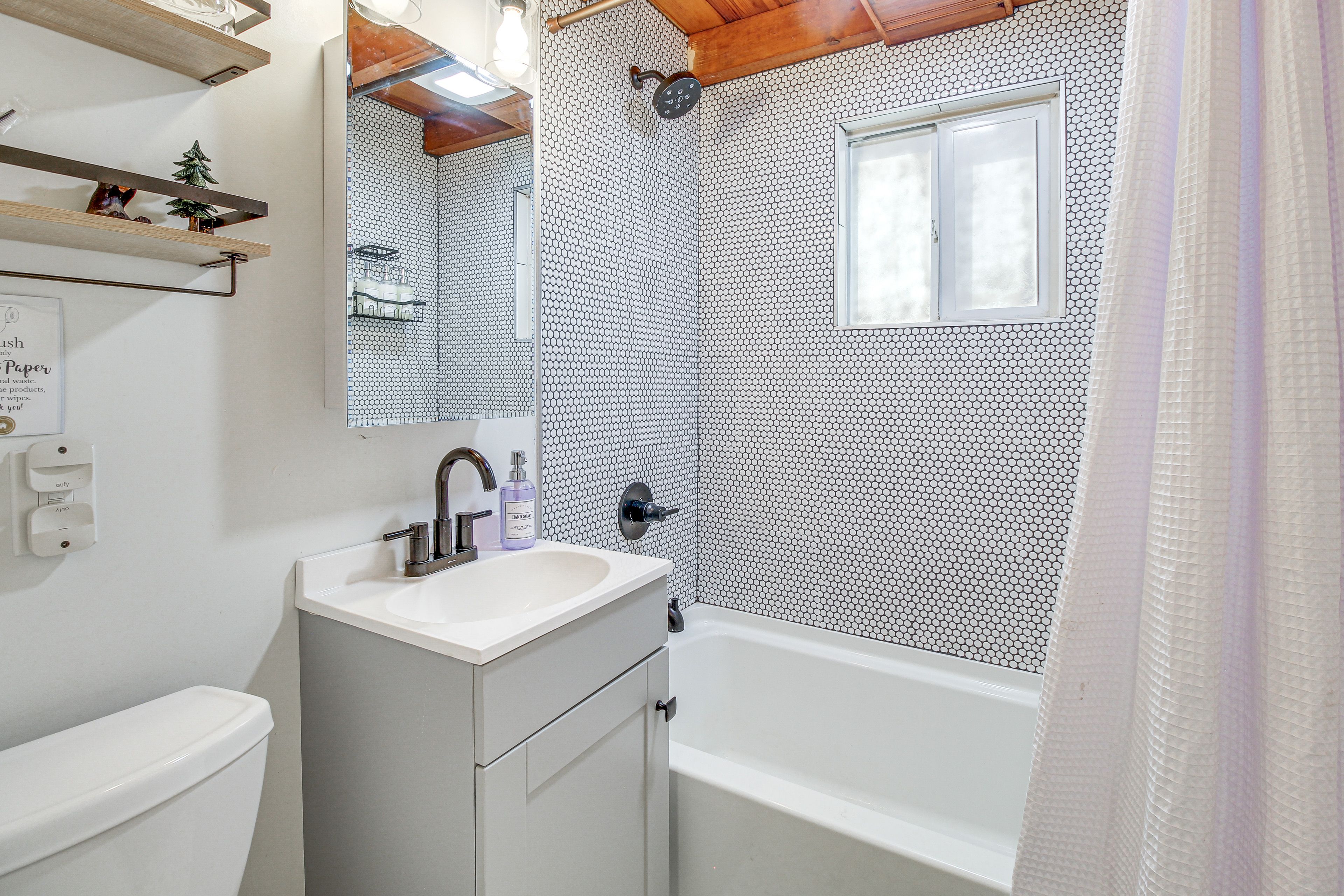 Full Bathroom (Main House) | Towels & Linens Provided