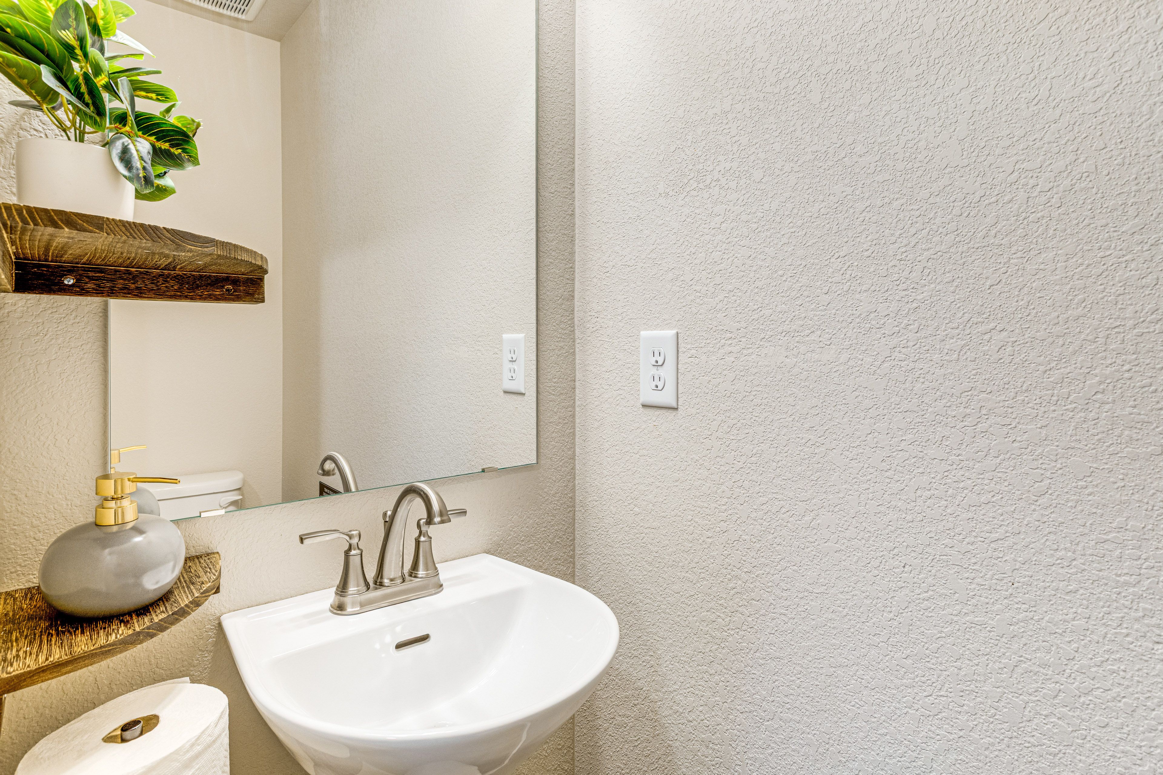 Half Bathroom | 1st Floor