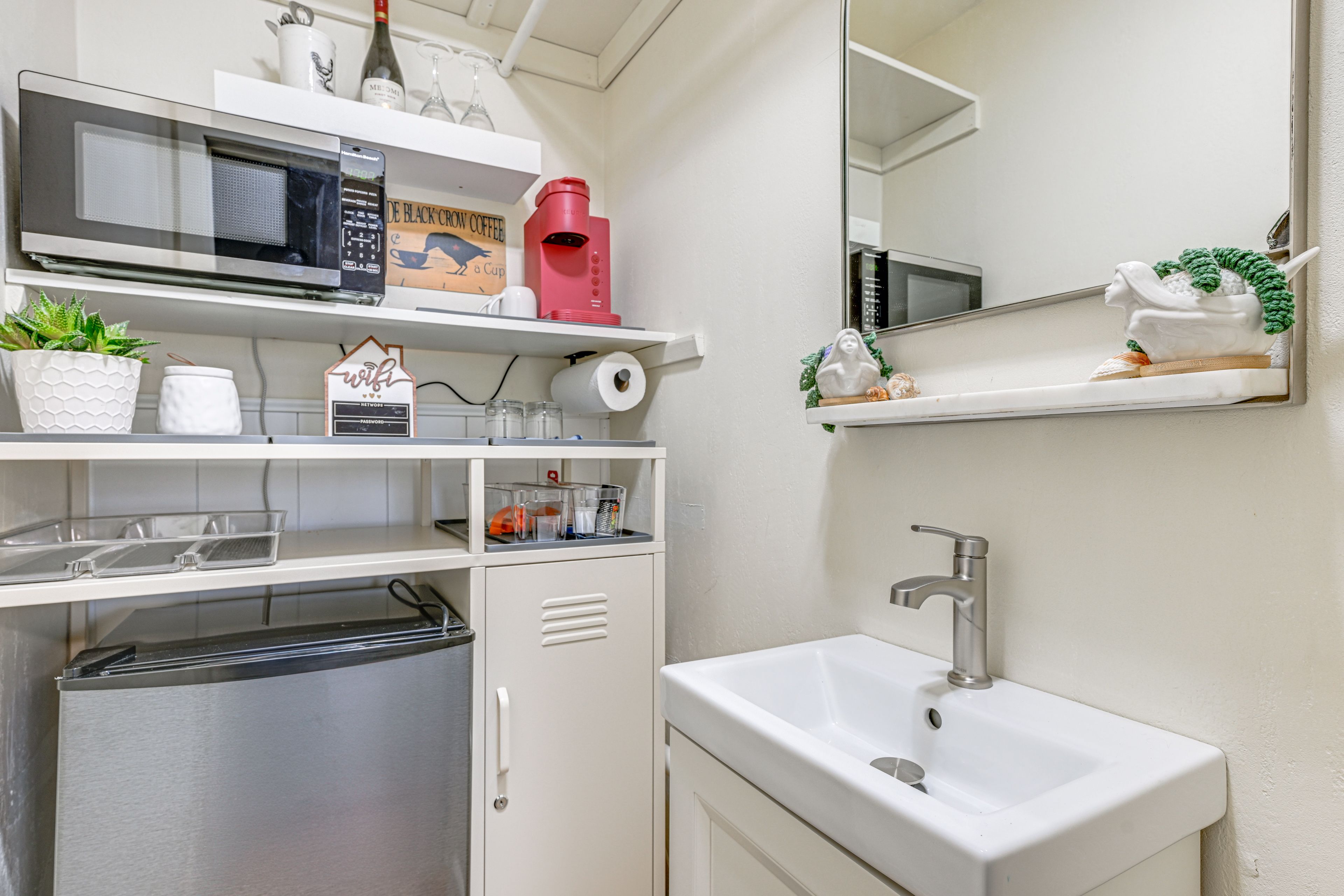Kitchenette | Hot Plate | Keurig Coffee Maker