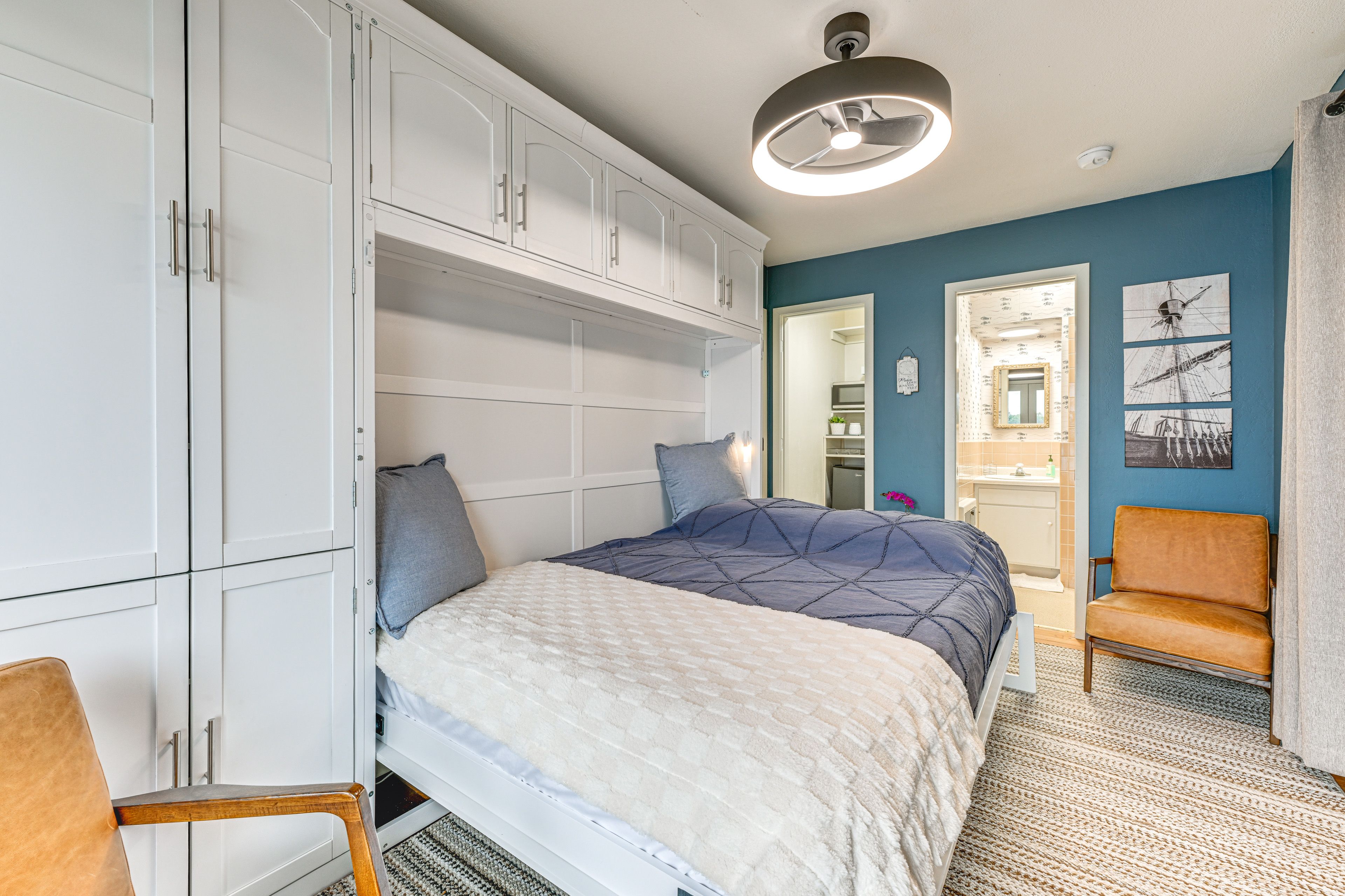 Studio | Queen Murphy Bed | Lake View | Free WiFi