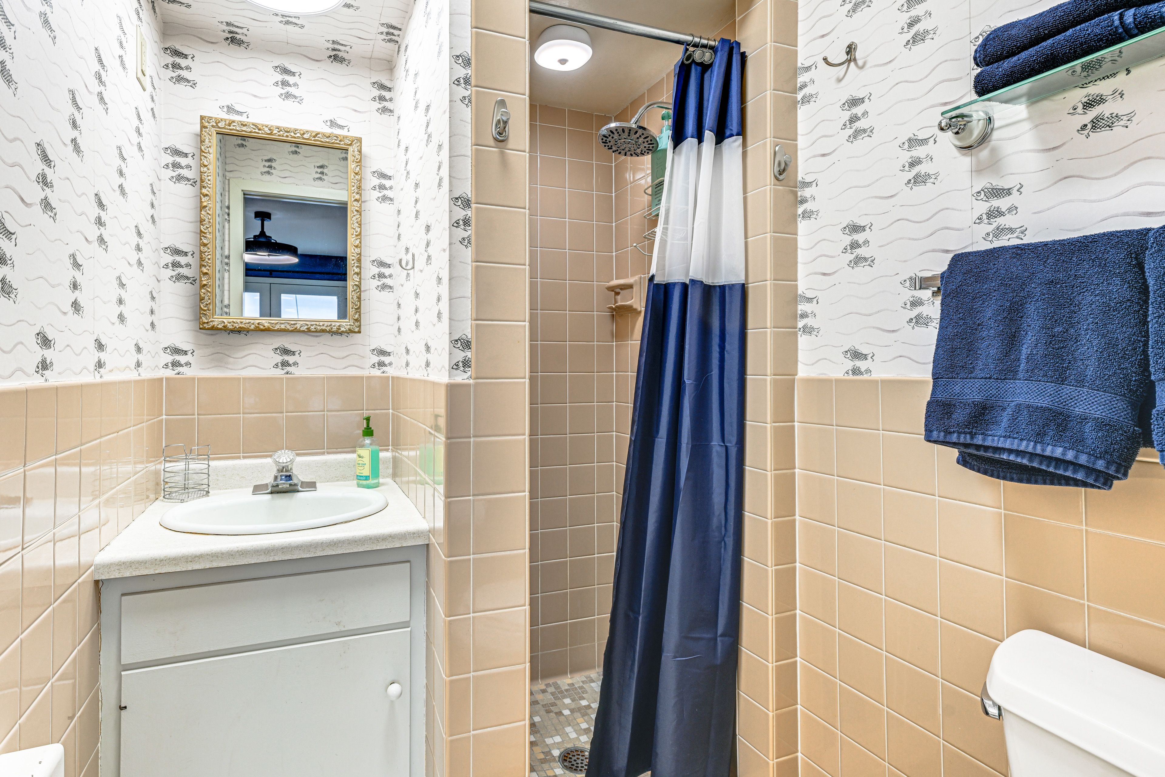 Full Bathroom | Towels Provided
