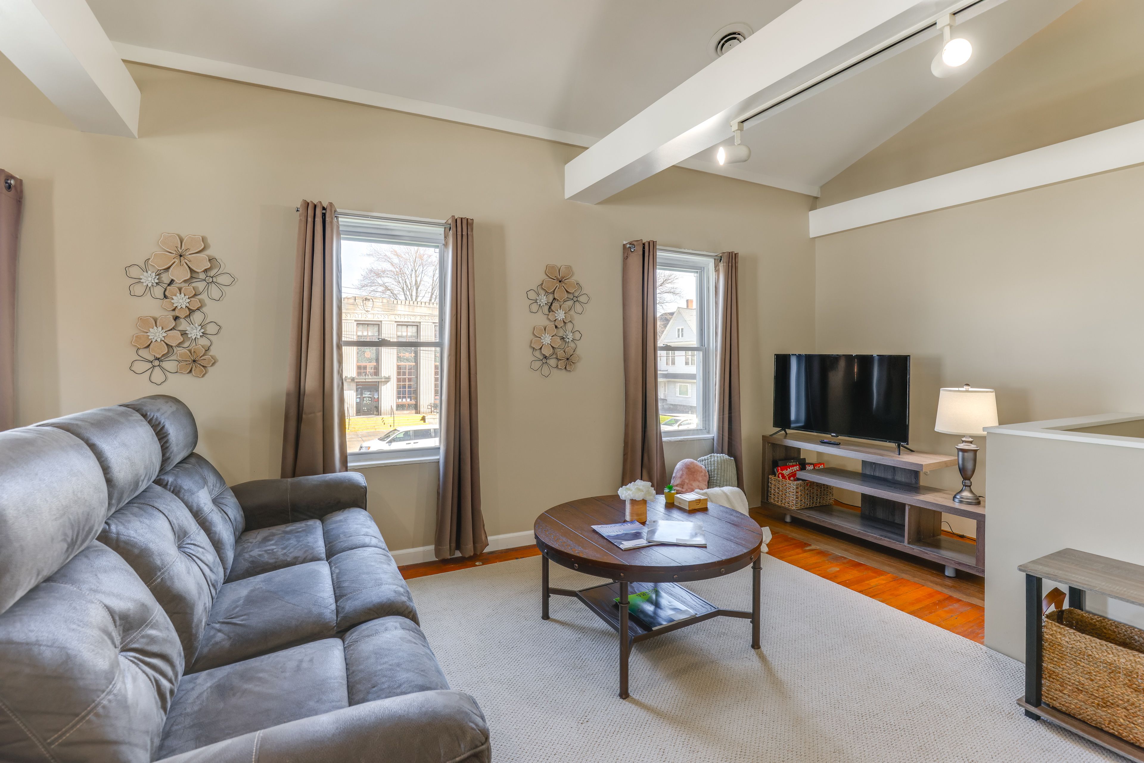 Living Area | Smart TV | Board Games