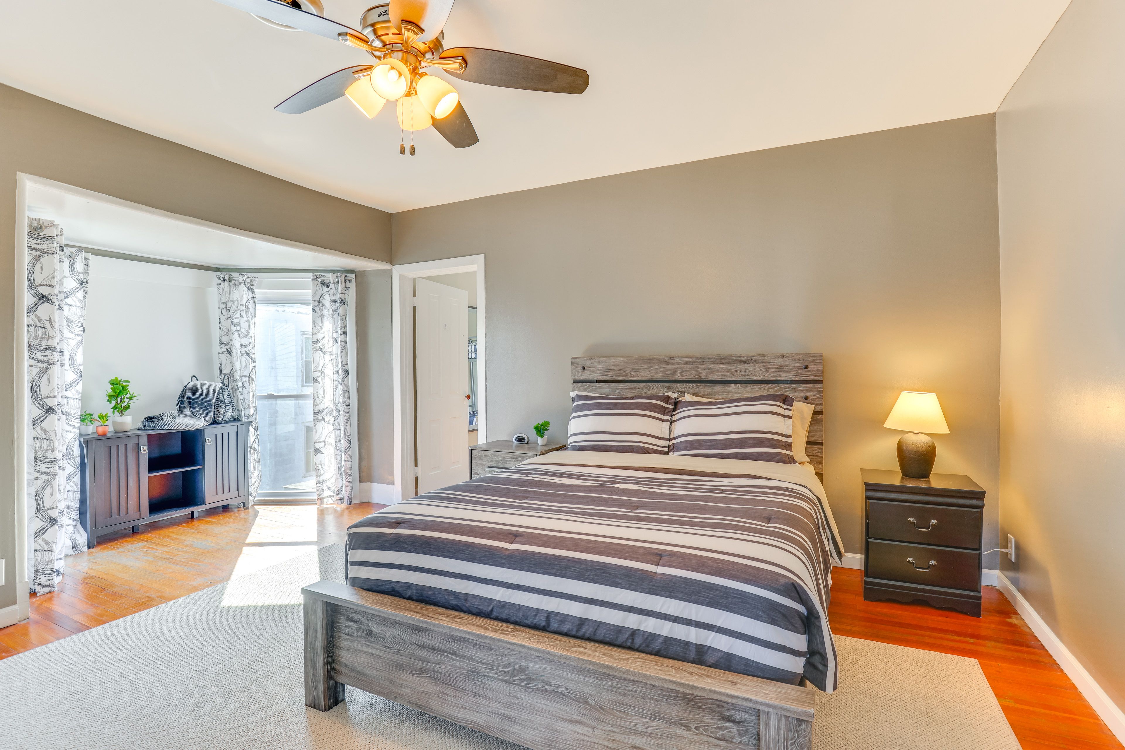 Bedroom 1 | Queen Bed | Smart TV