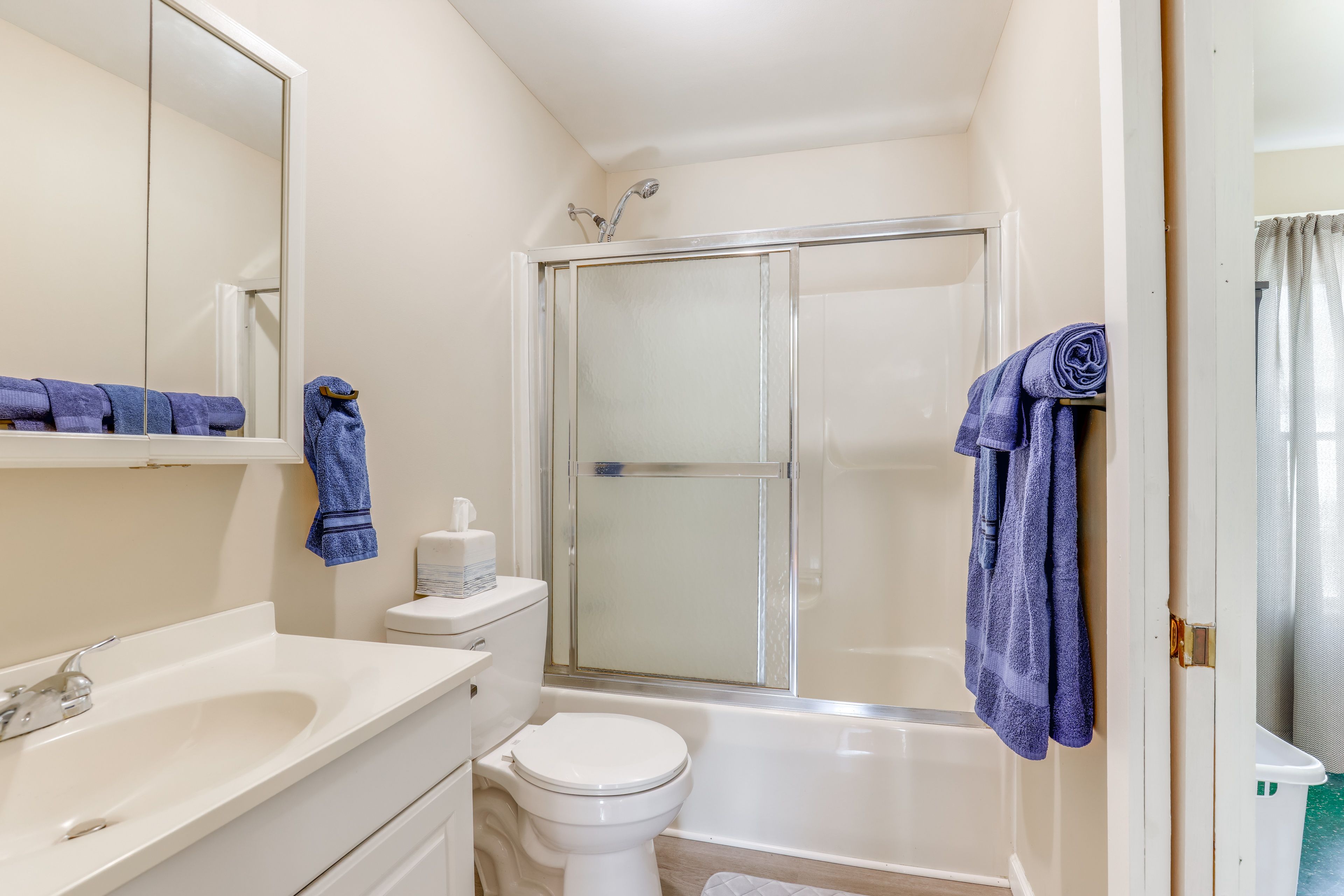 Full Bathroom | Towels Provided