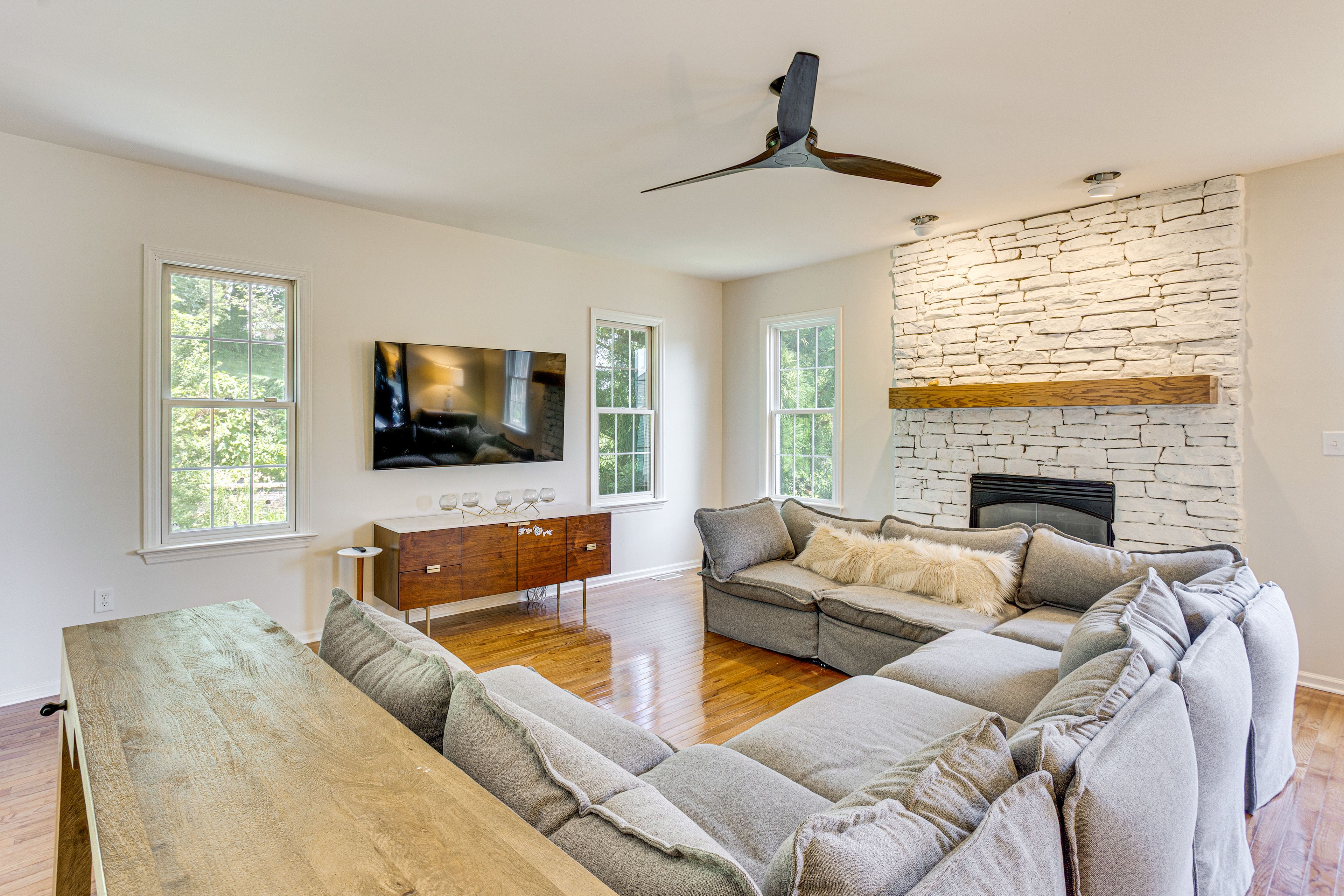 Living Room | 1st Floor | Flat-Screen TV | Central Heating & A/C | Free WiFi