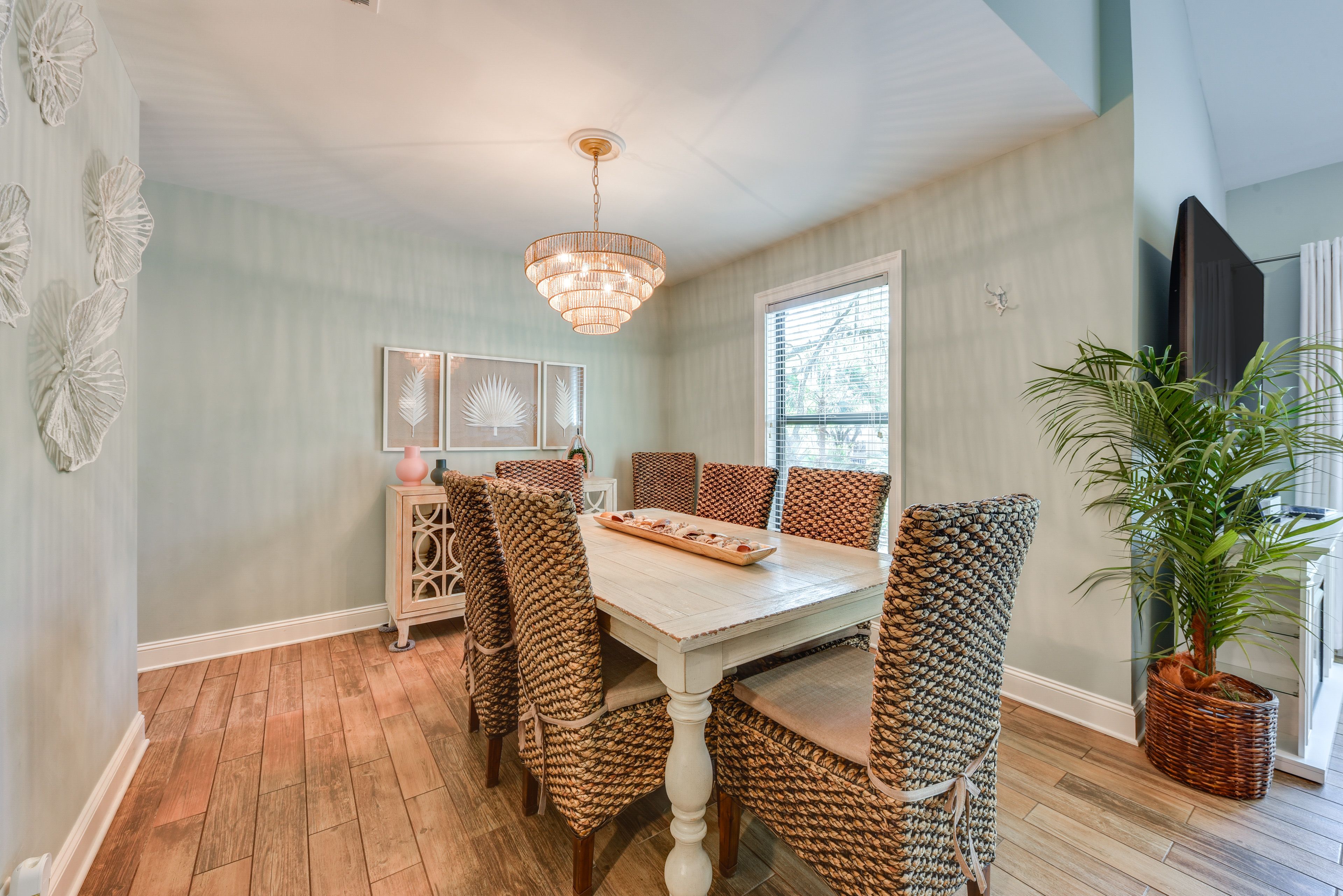 Dining Area | Dishware/Flatware