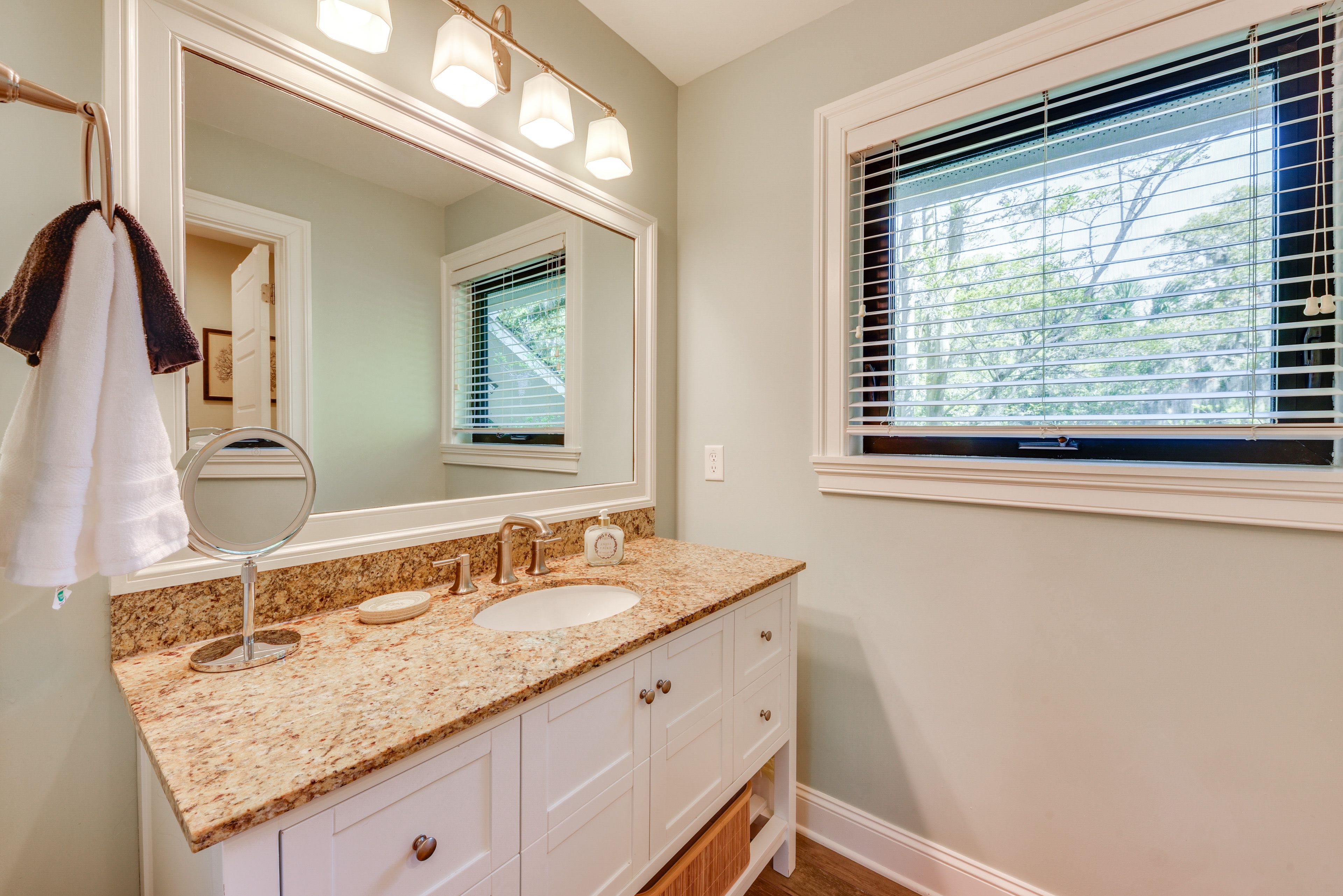 Full Bathroom | Towels Provided