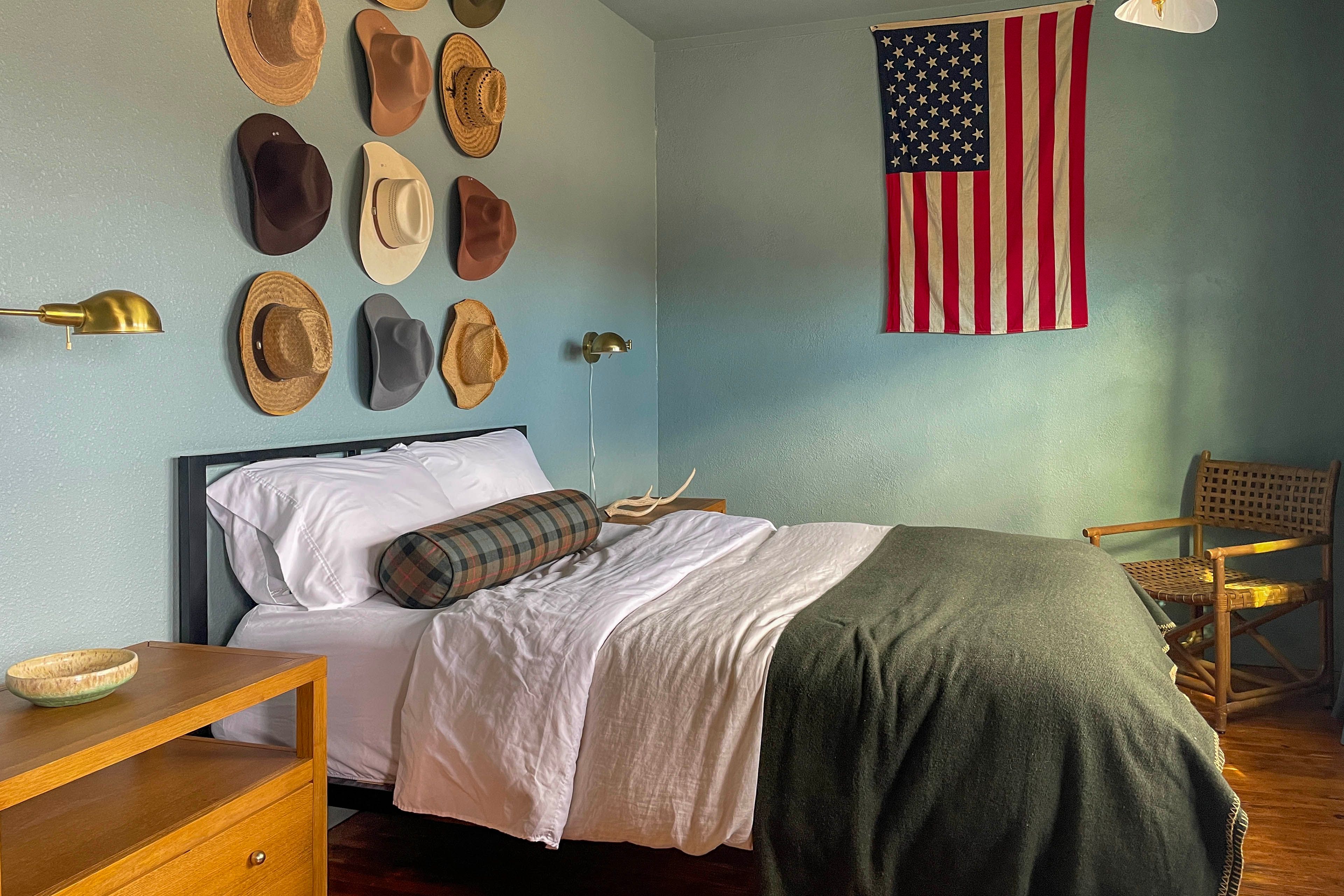 Bedroom 1 | Queen Bed