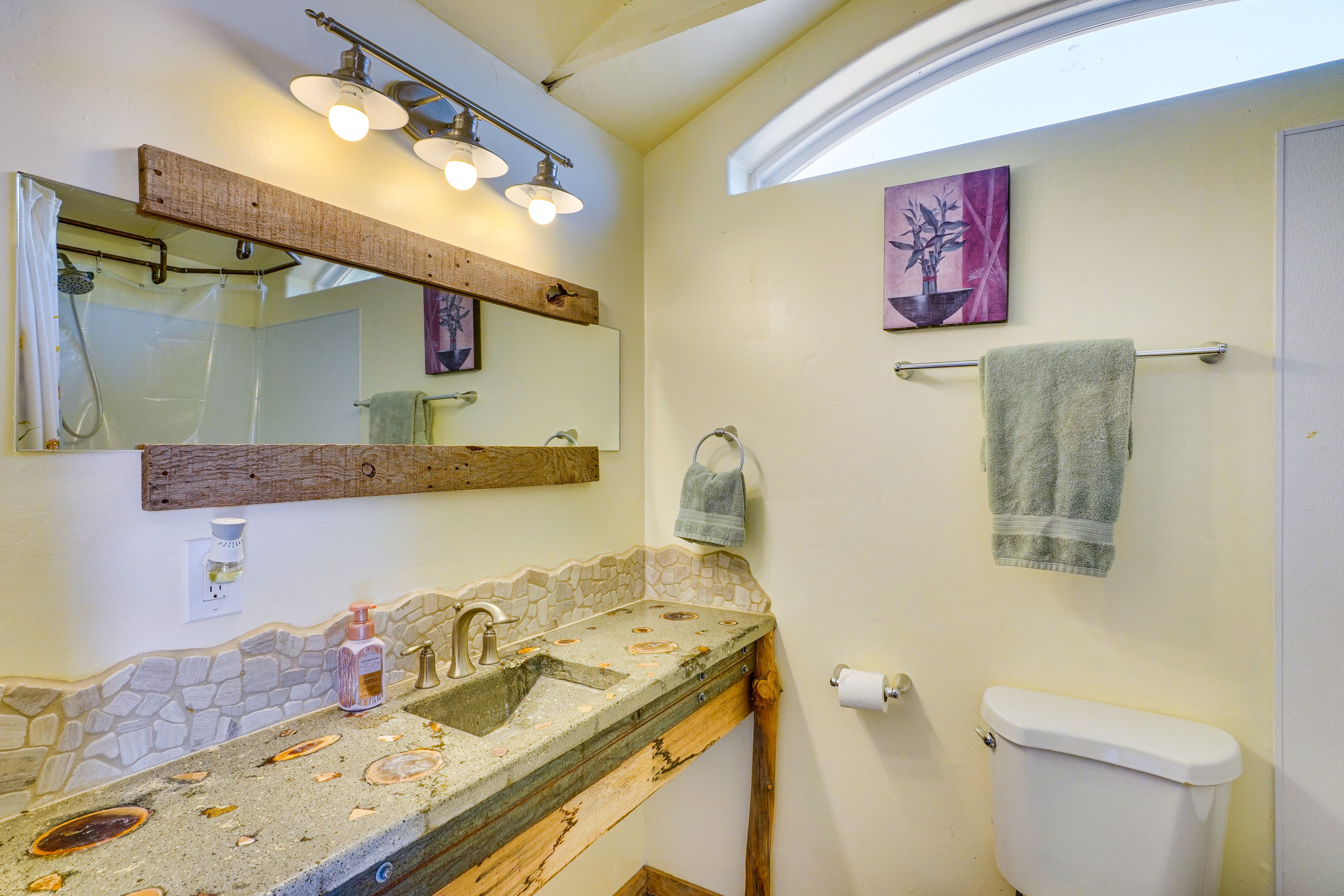 Bathroom | Bathtub/Shower | Towels Provided