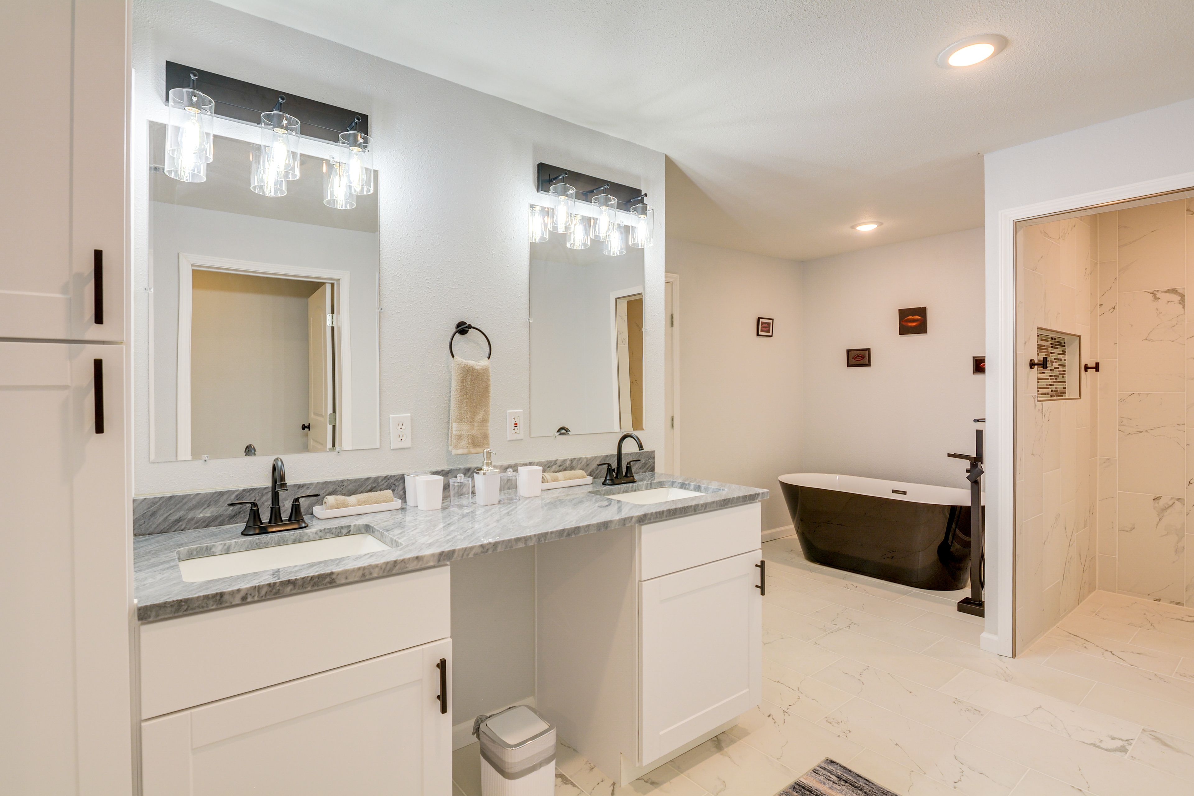 Full Bathroom | Complimentary Toiletries | Towels Provided | Walk-In Closet