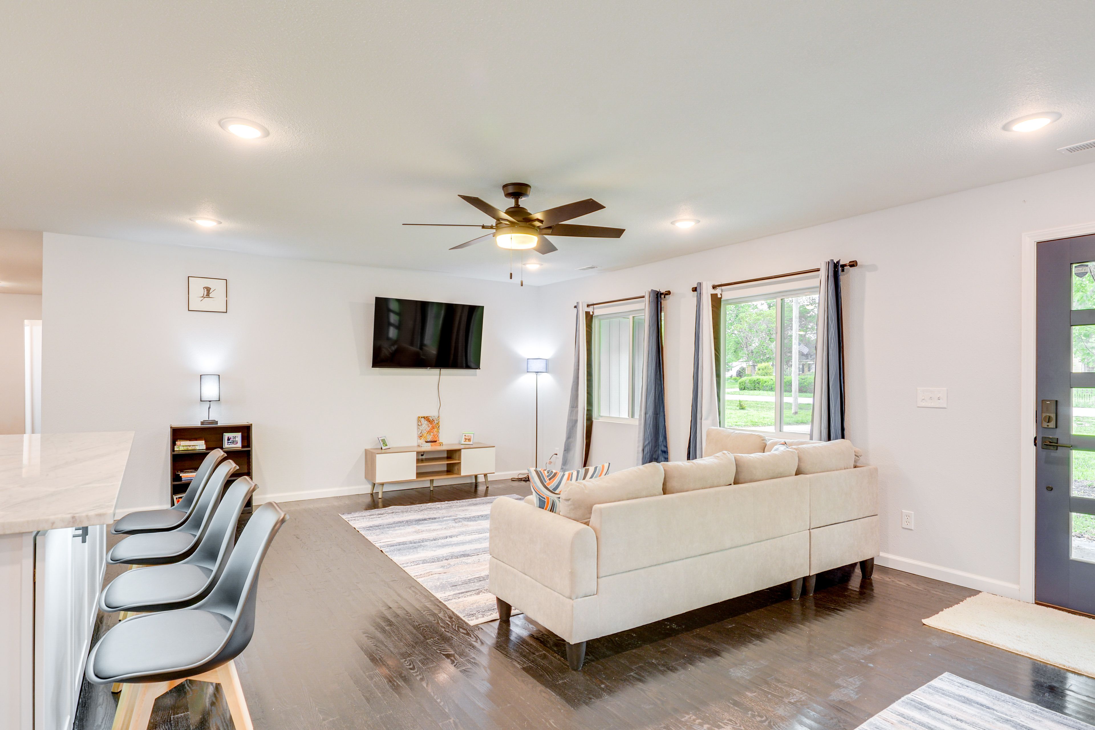 Living Room | Smart TV | Central Heating & A/C | Free WiFi