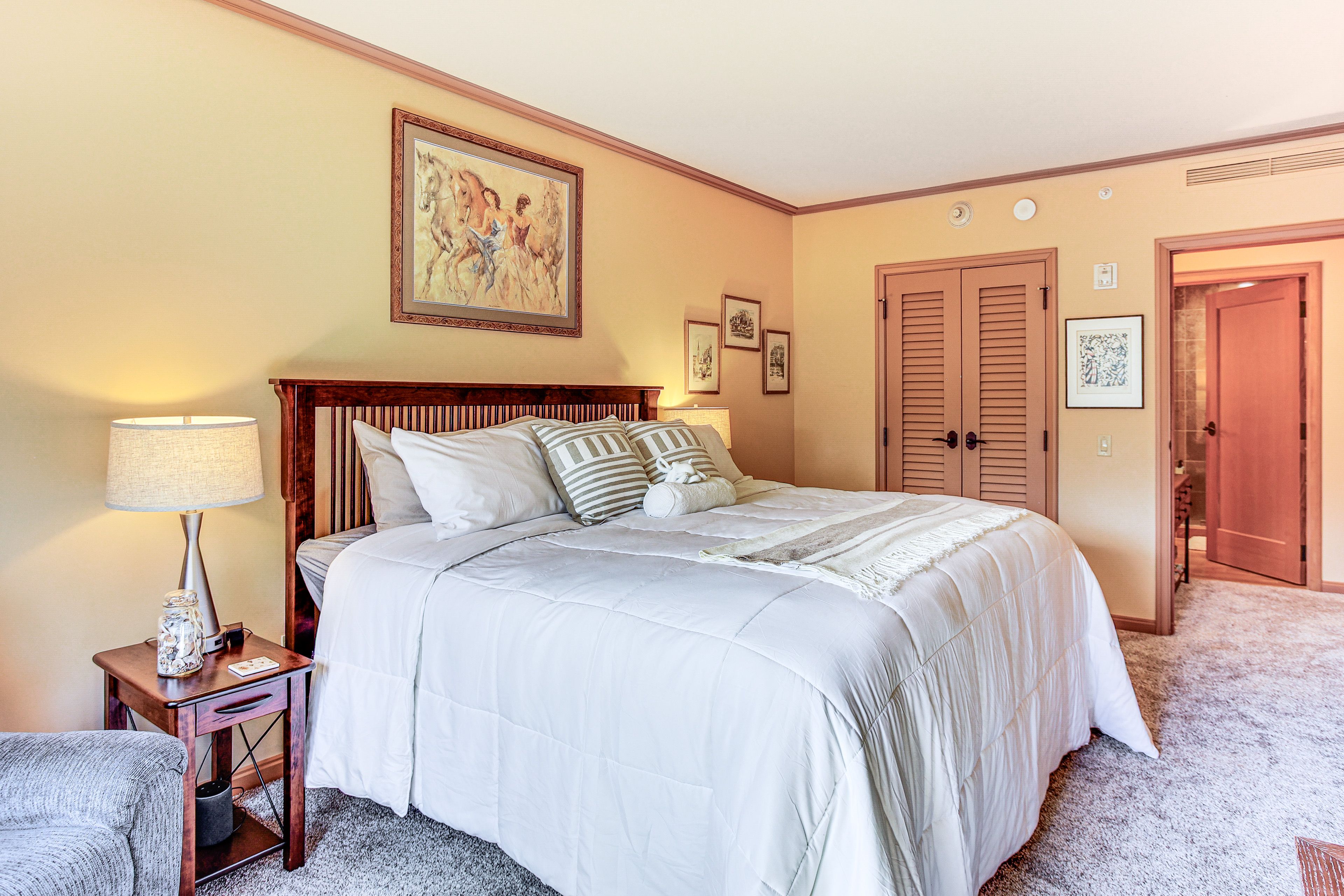 Bedroom | King Bed | Desk