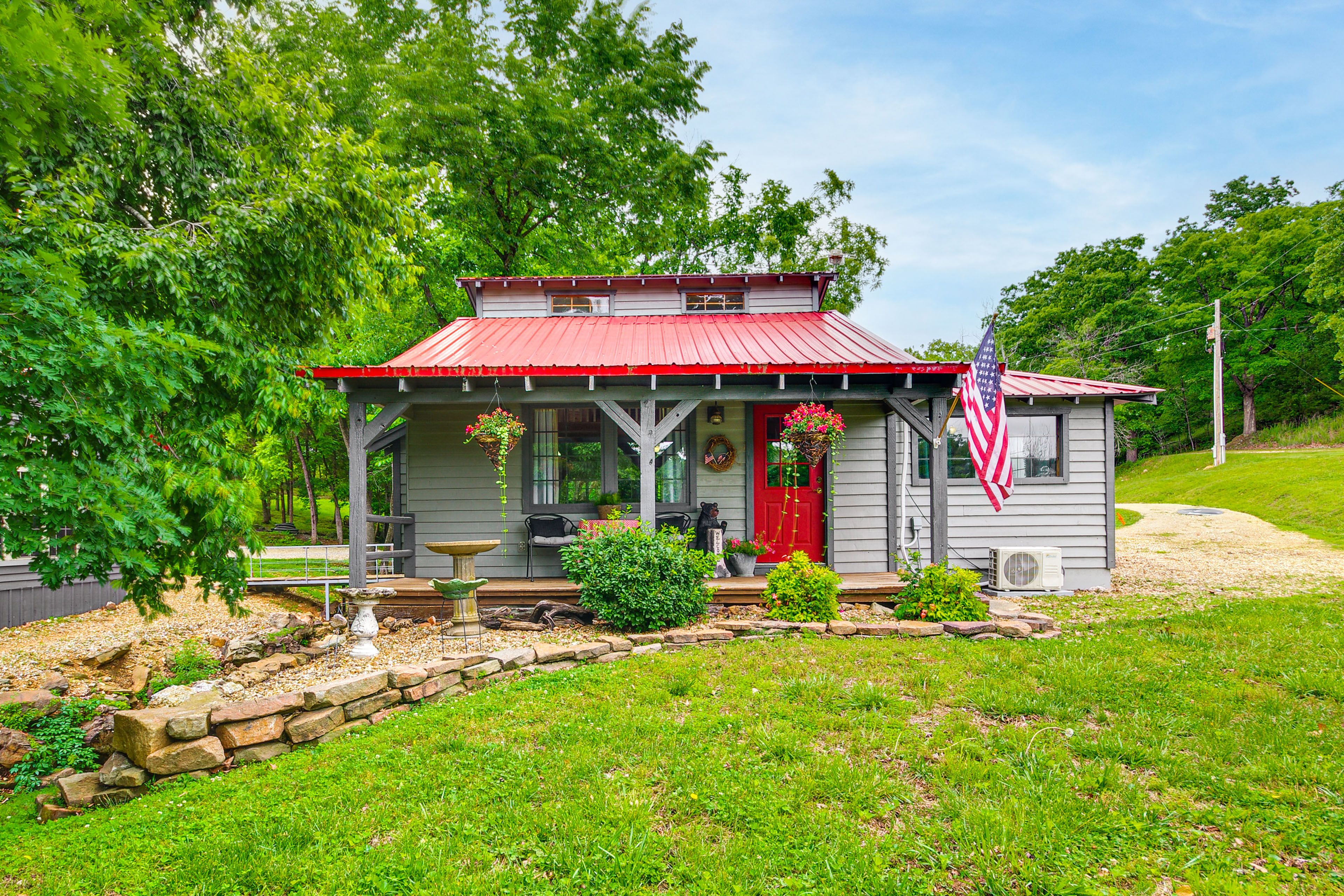Roach Vacation Rental | 2BR | 1BA | 800 Sq Ft | 3 Steps Required