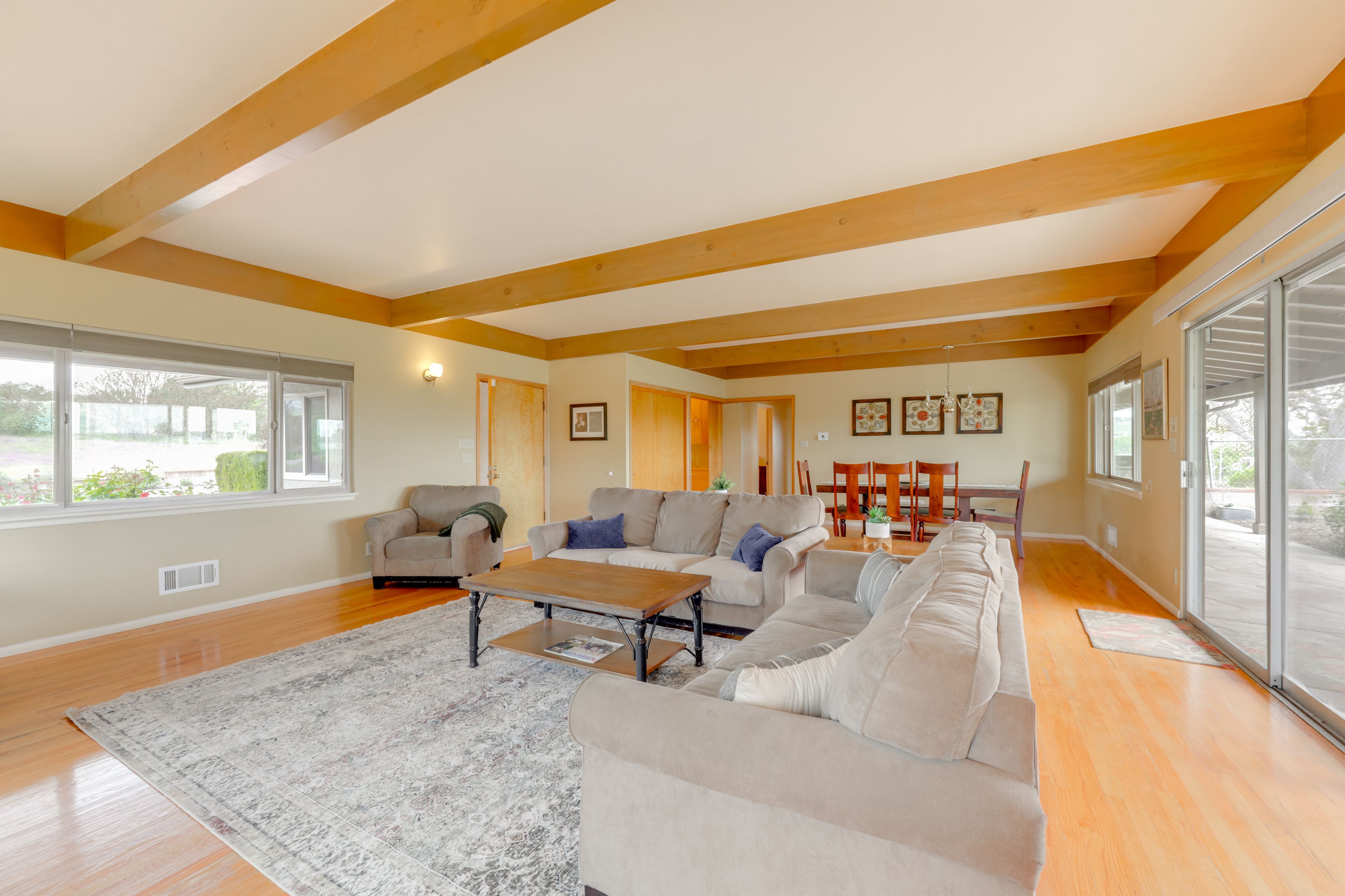 Living Room | Central A/C & Heat | Free WiFi | Smart TV