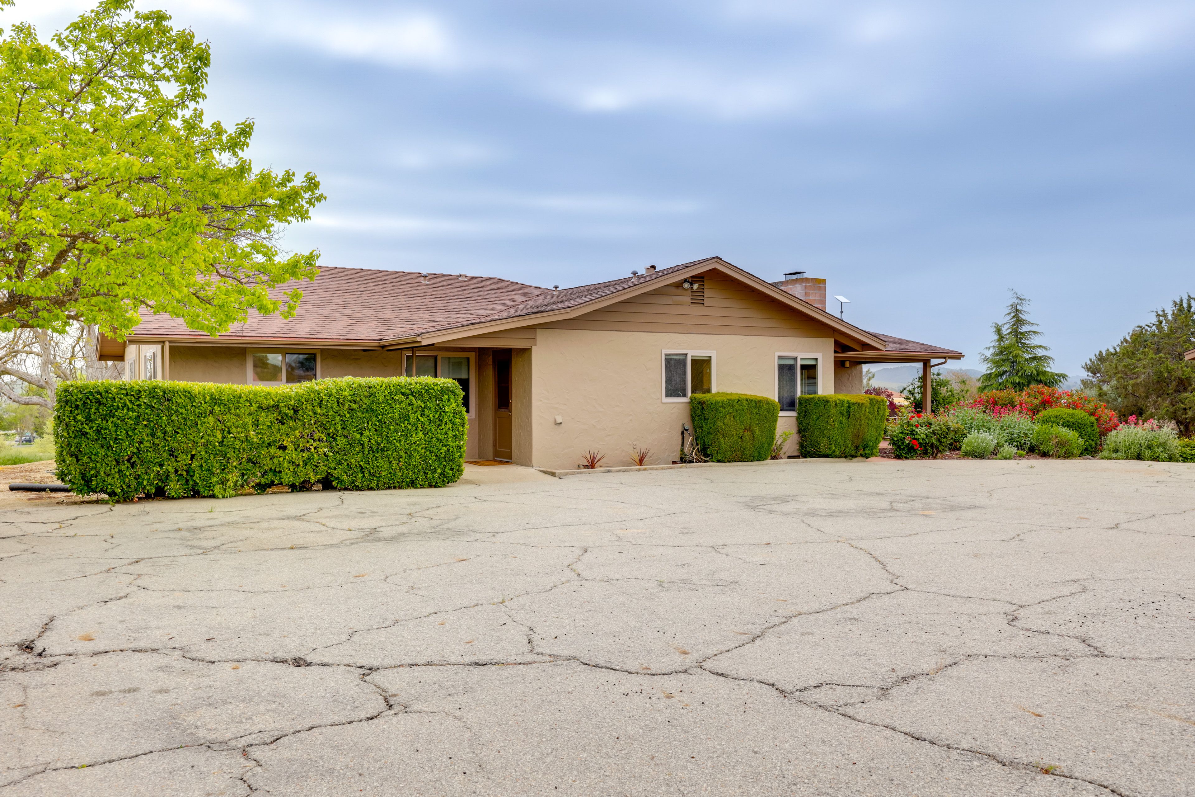 Home Exterior | Parking | Driveway (8 Vehicles)