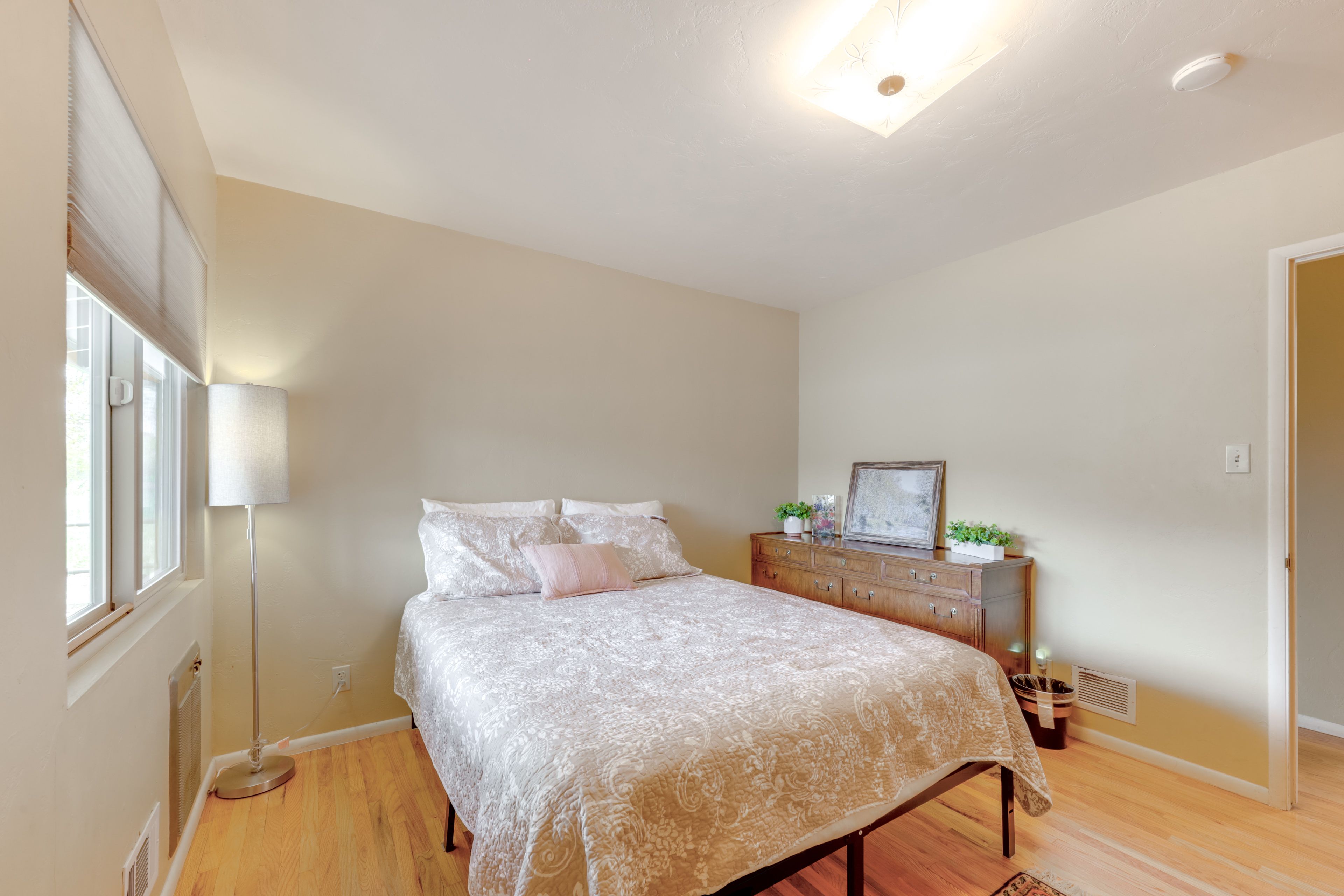 Bedroom 2 | Queen Bed