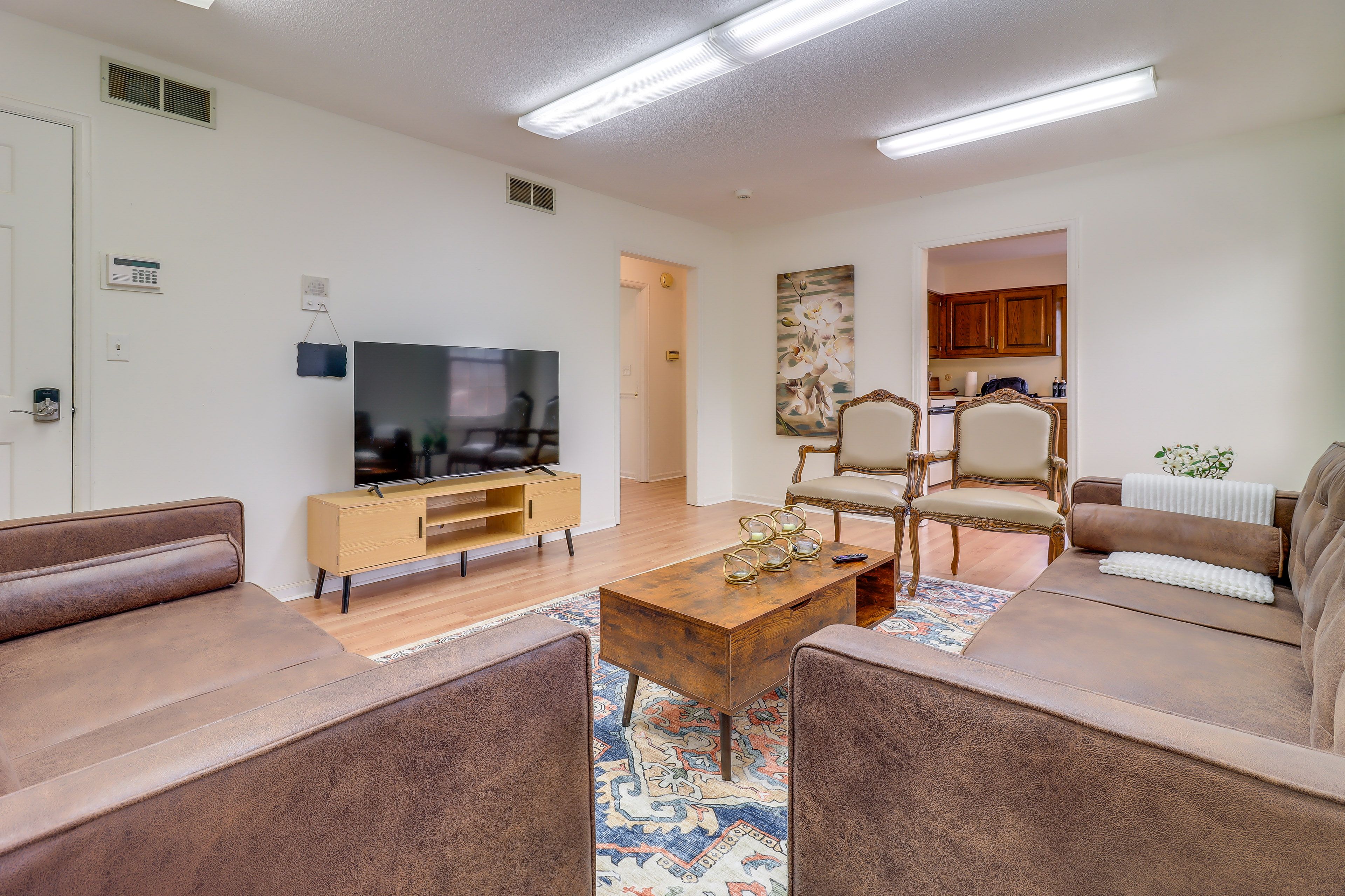 Living Room | Smart TV | Free WiFi | Central A/C & Heating