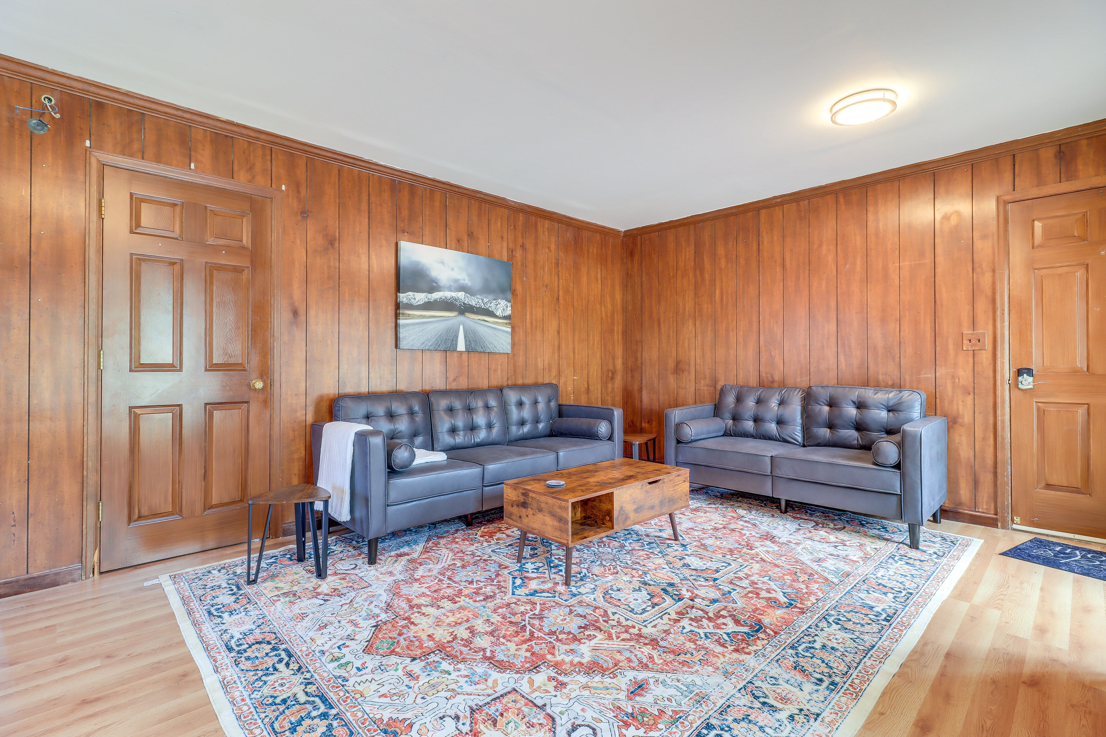 Living Room | Smart TV | Free WiFi | Central A/C & Heating
