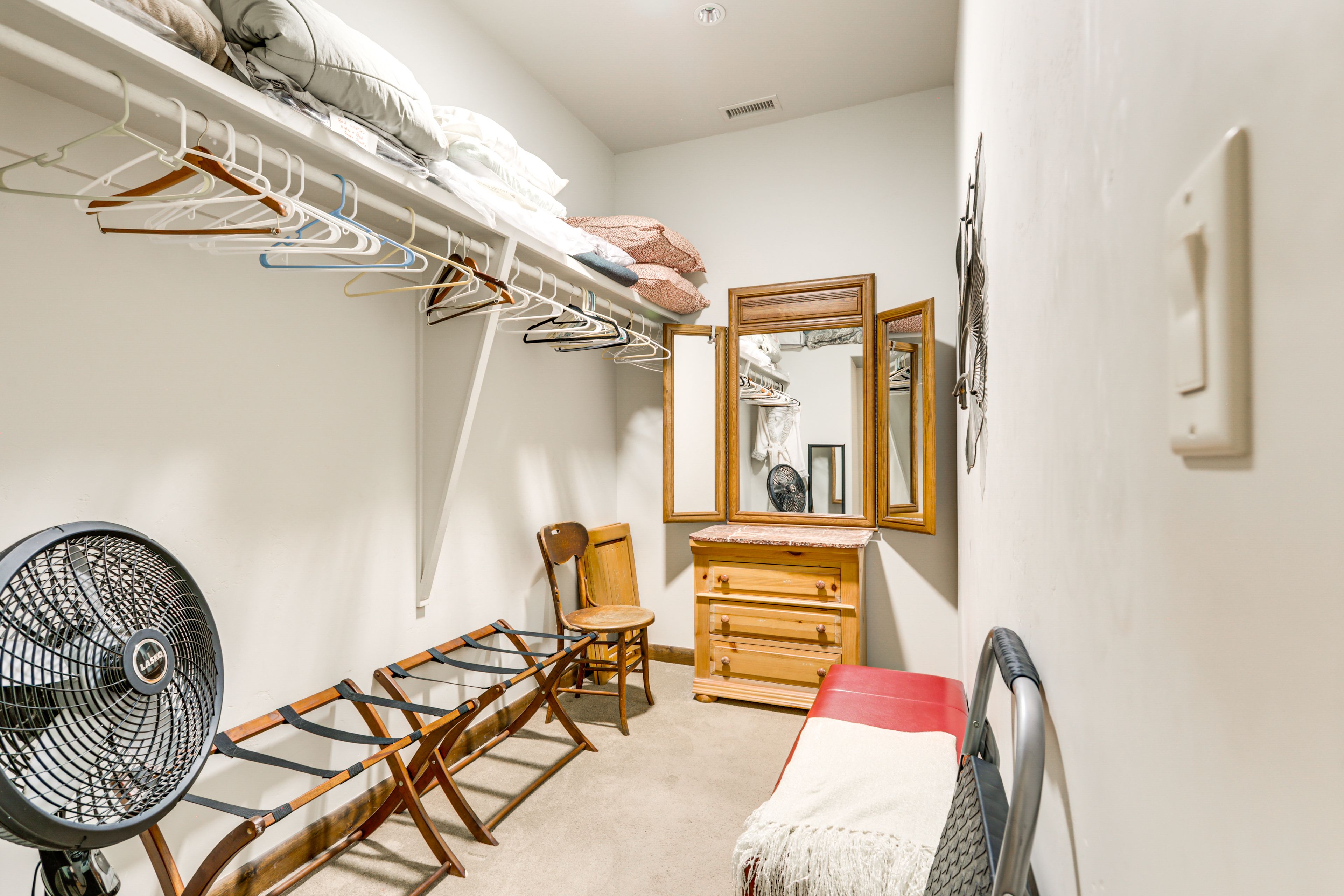 Walk-In Closet | Luggage Racks