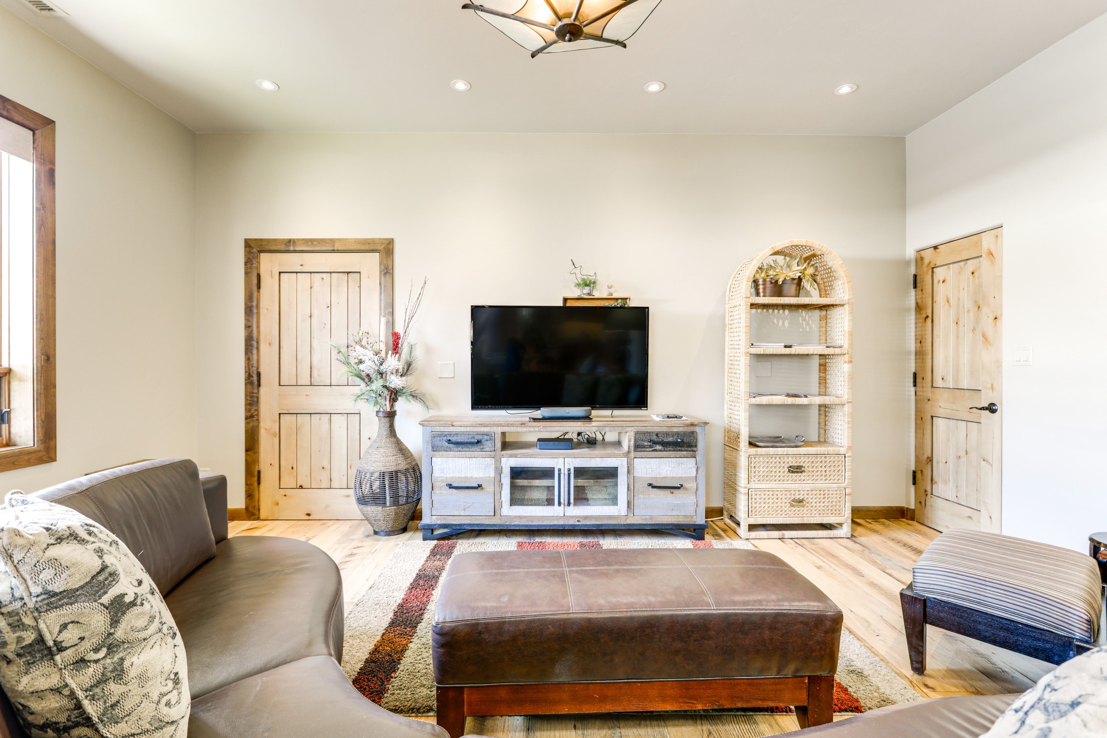 Living Room | Smart TV w/ Cable