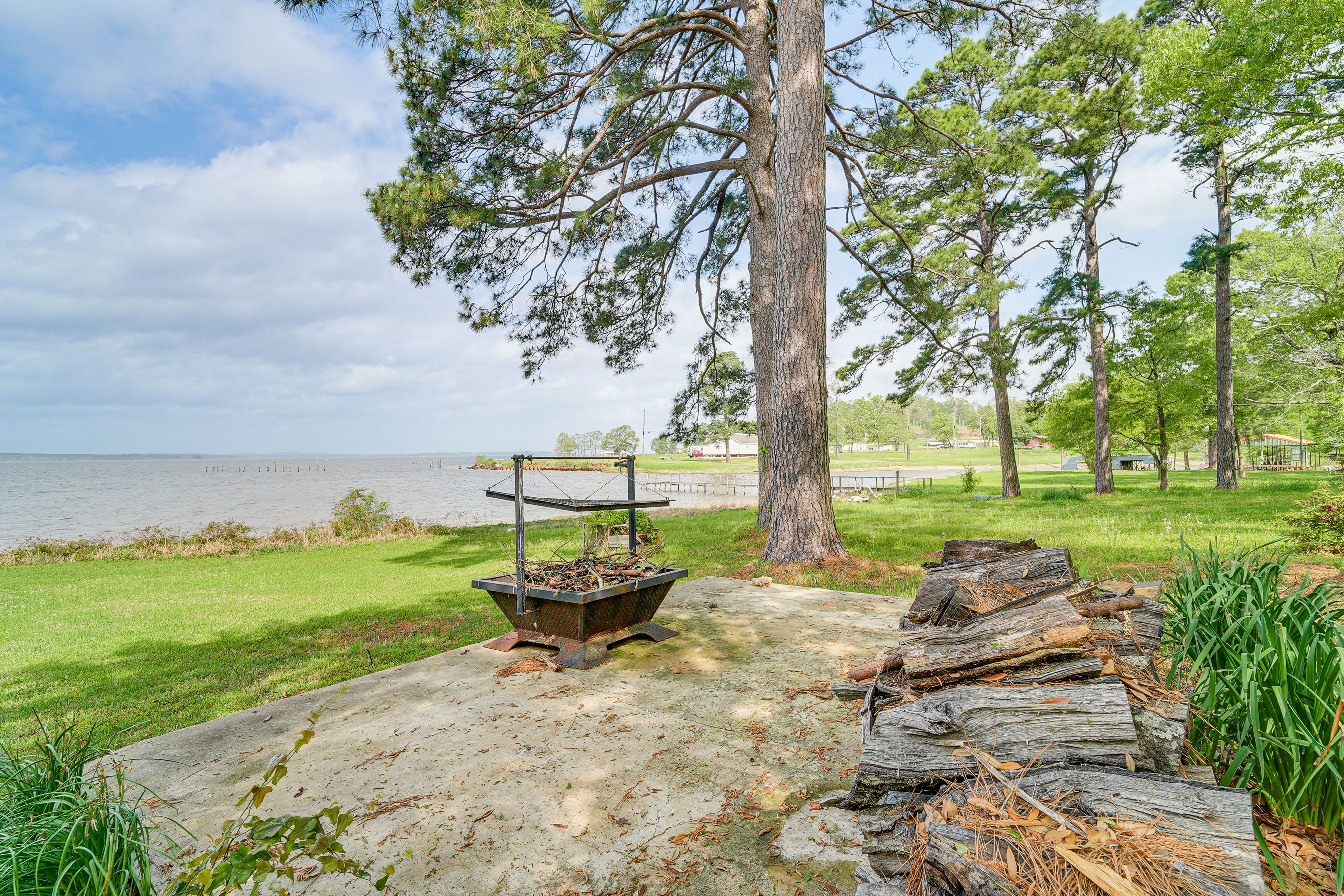 Many Vacation Rental | 3BR | 2BA | 1,920 Sq Ft | 1 Step to Enter