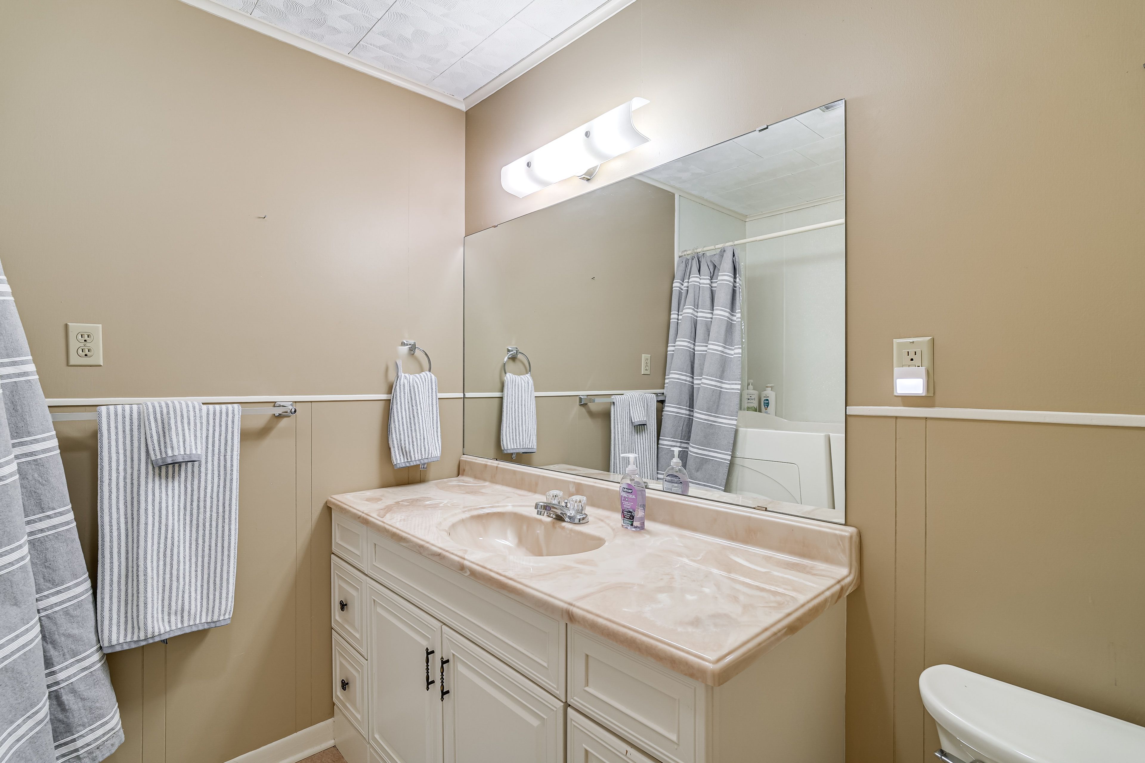 Full Bathroom | Complimentary Toiletries | Towels Provided