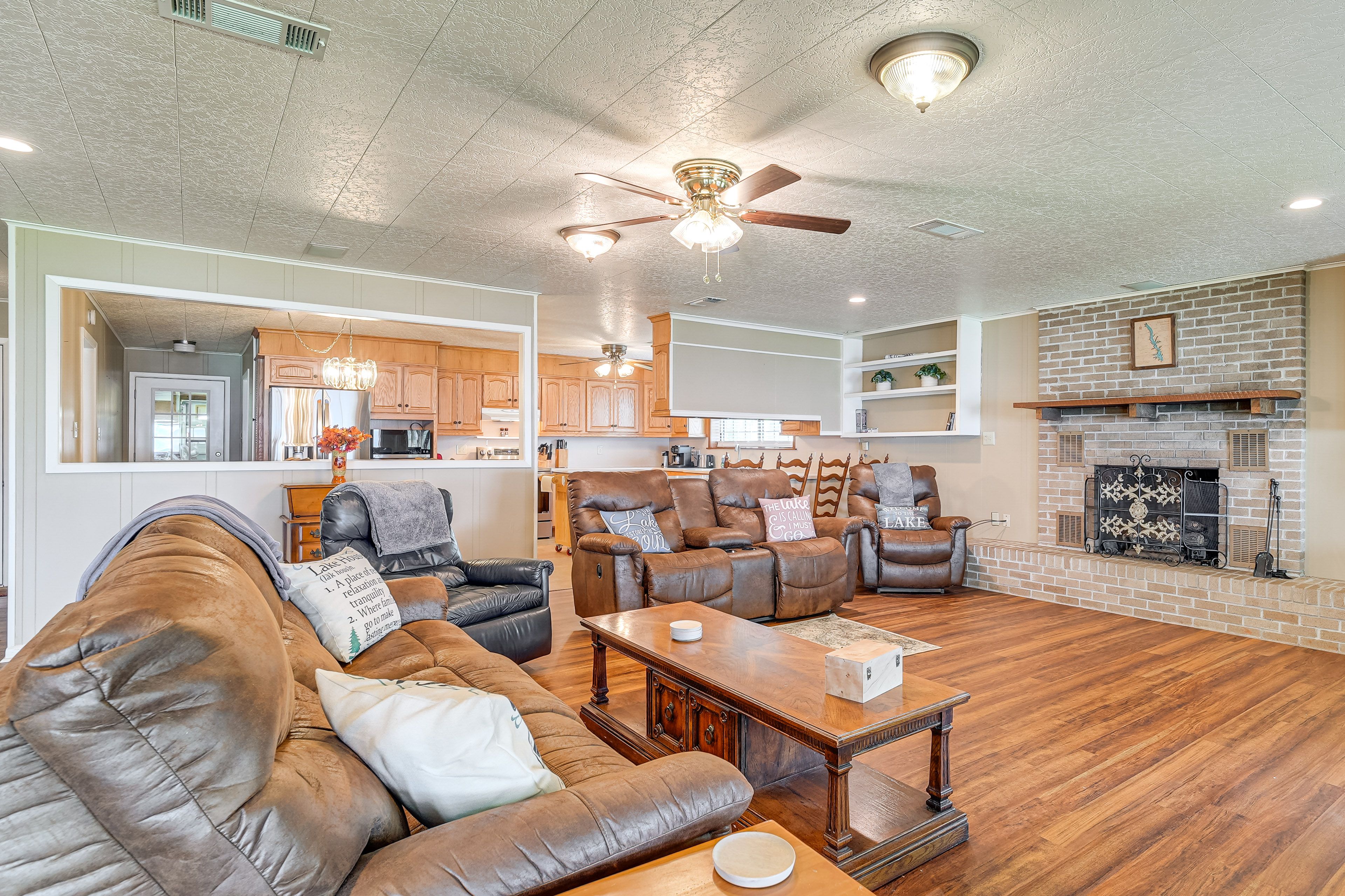Living Room | Smart TV w/ Cable | Fireplace | Central Heating & A/C | Free WiFi