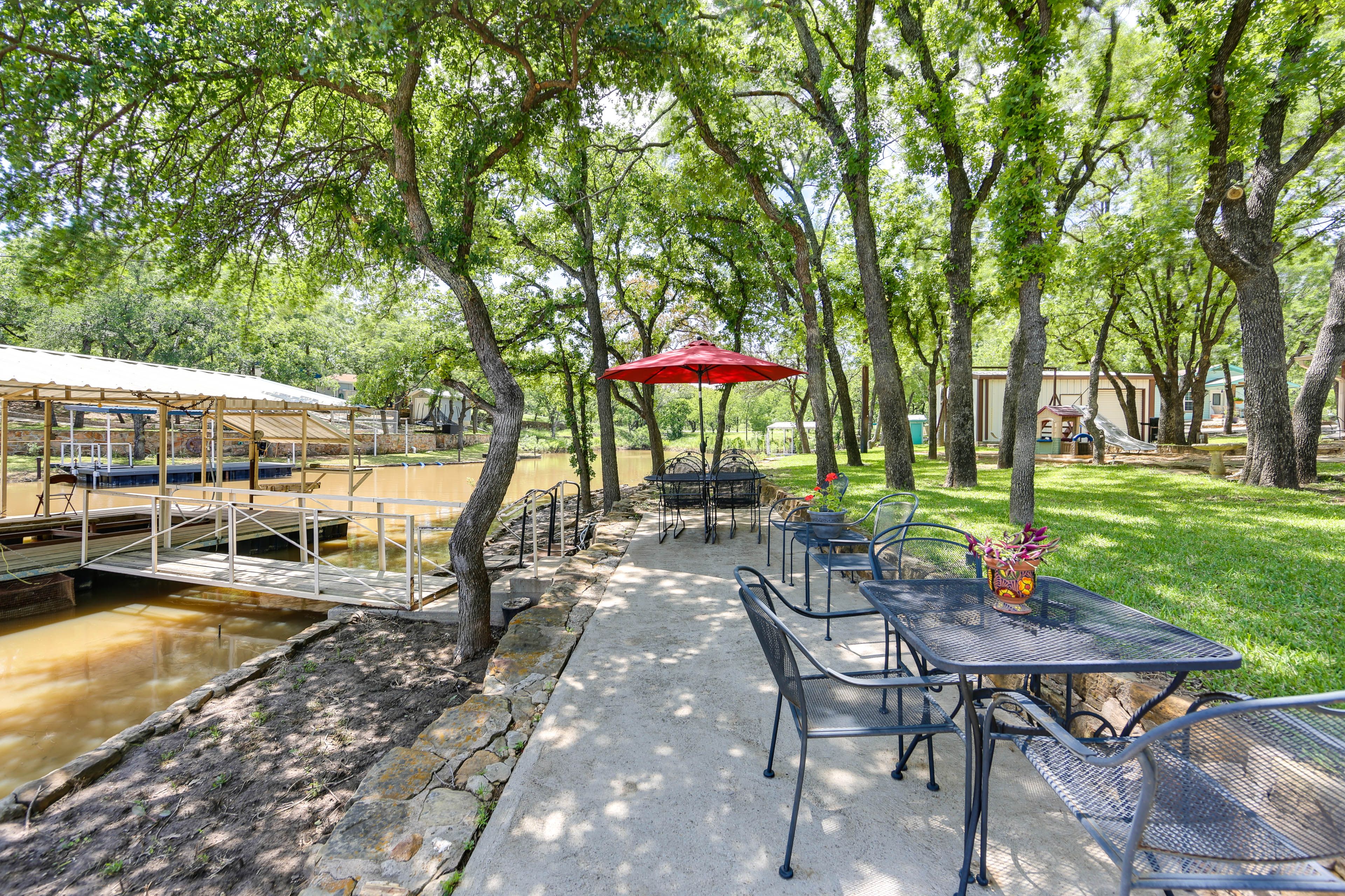 Lake Bridgeport Access | Lakefront Dining Area | Boat Dock