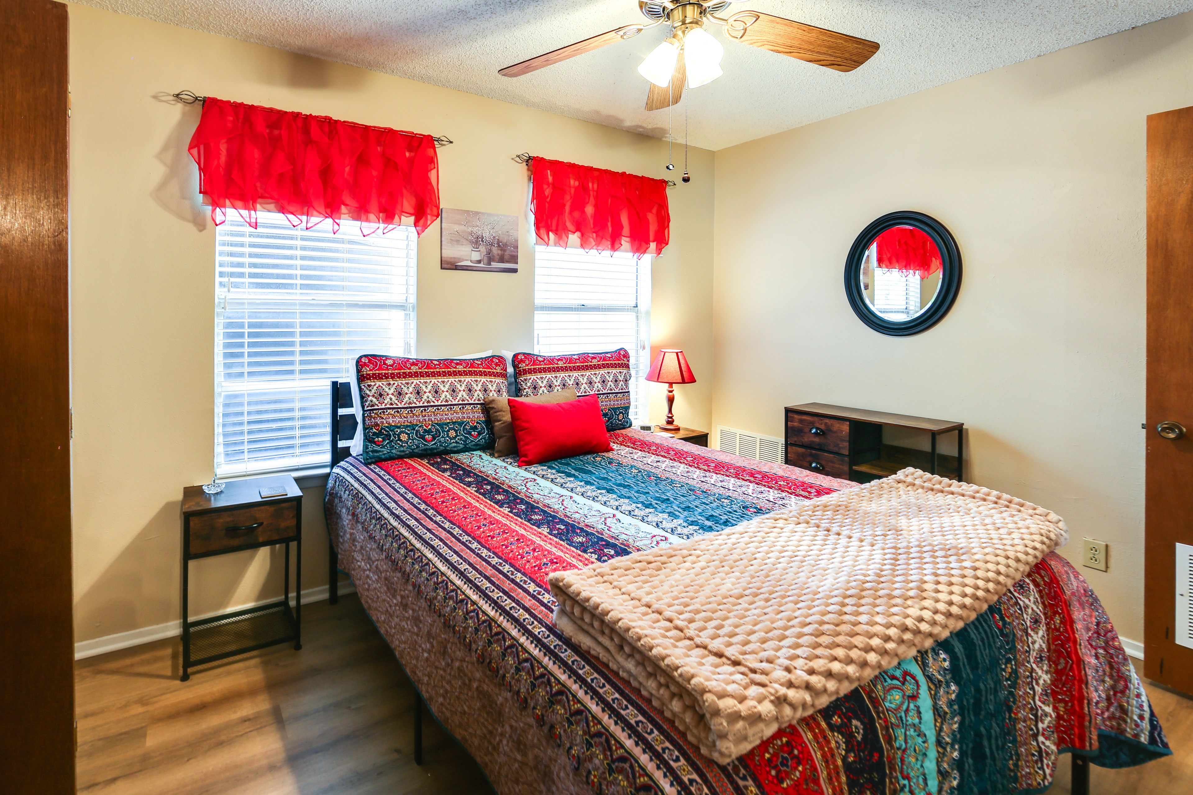Bedroom 1 | Queen Bed