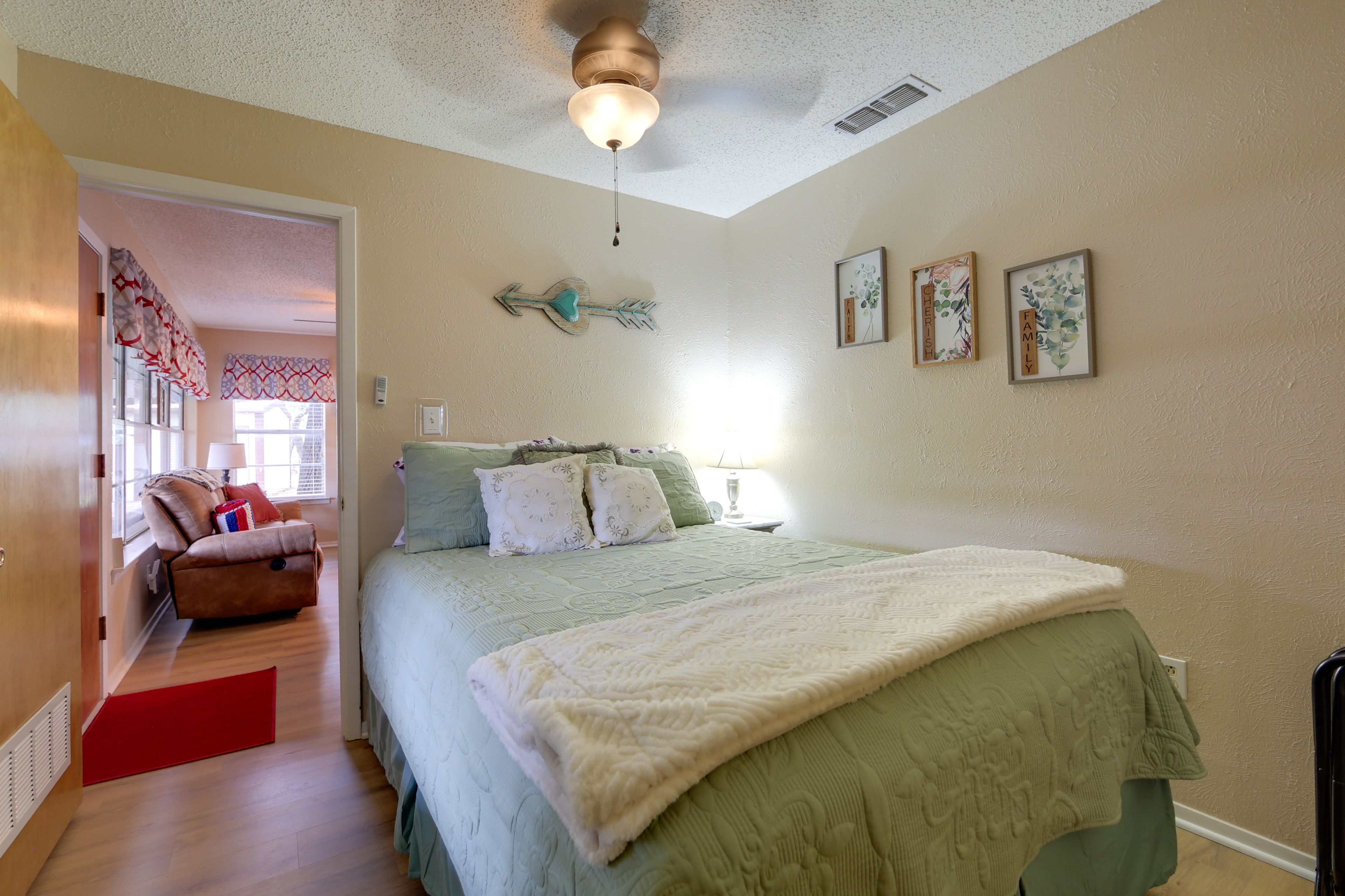 Bedroom 2 | Queen Bed