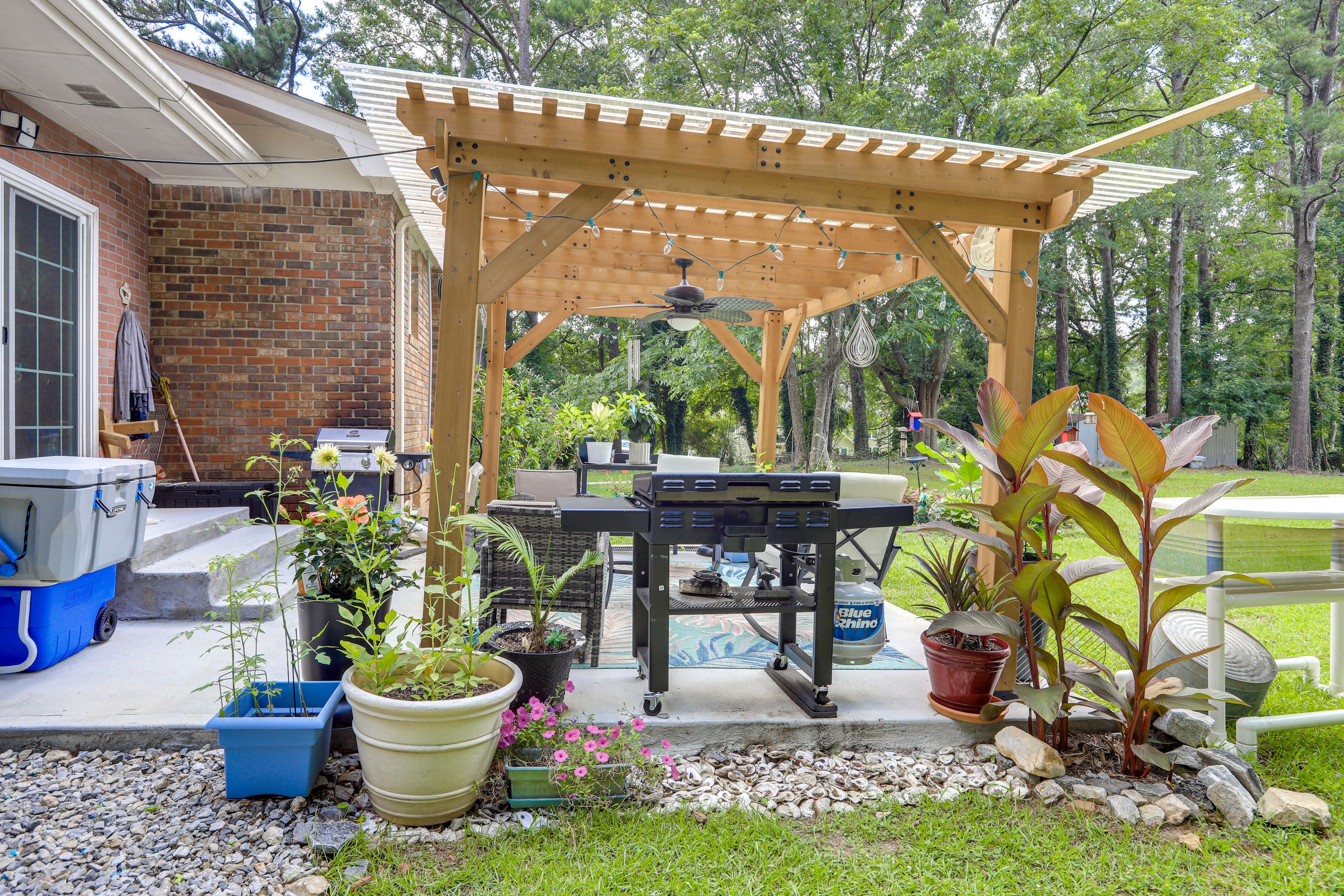 Shared Amenities | Furnished Pergola | Gas Grill & Blackstone Griddle