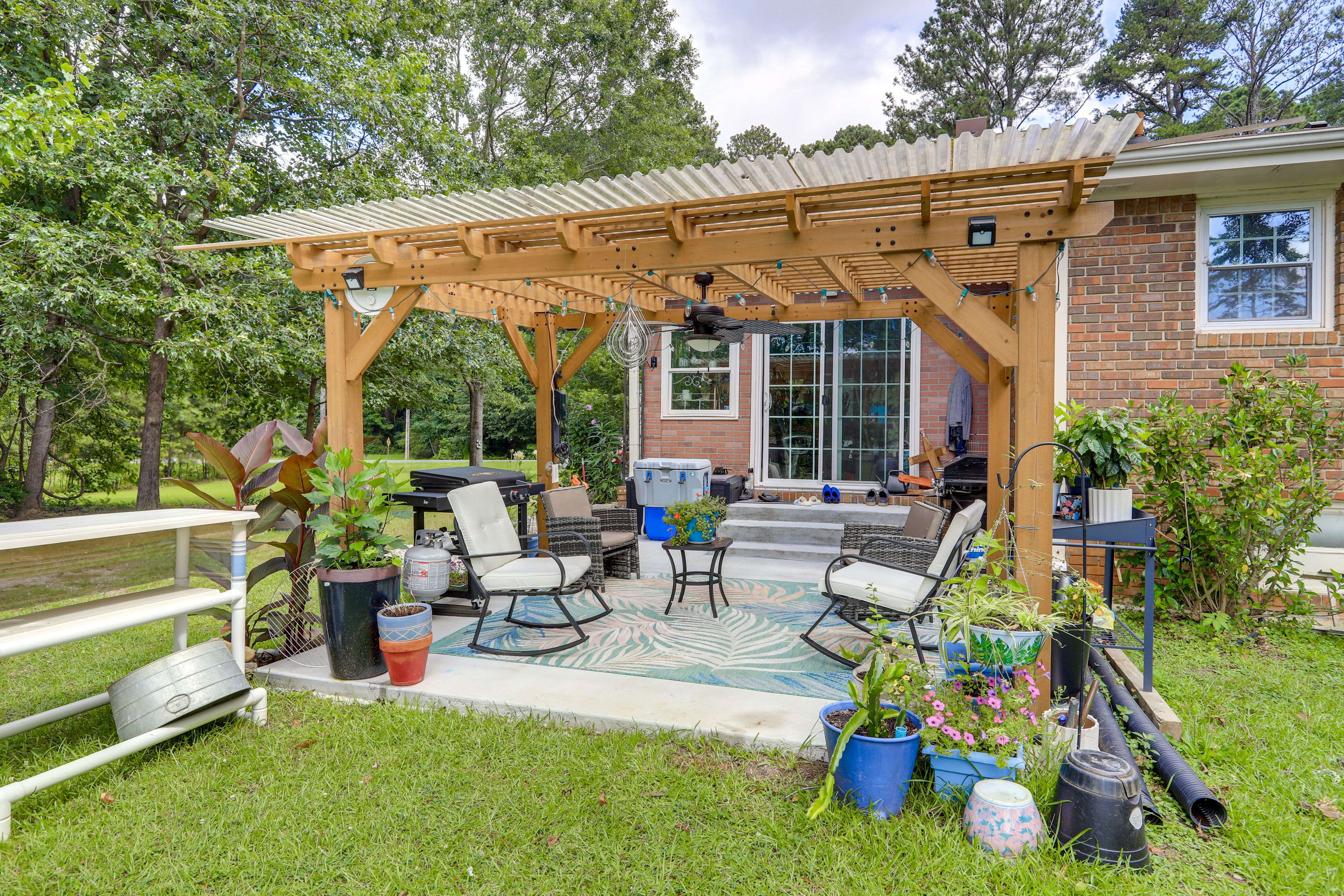 Fayetteville Vacation Rental | 2BR | 1BA | 1,100 Sq Ft | Stairs Required