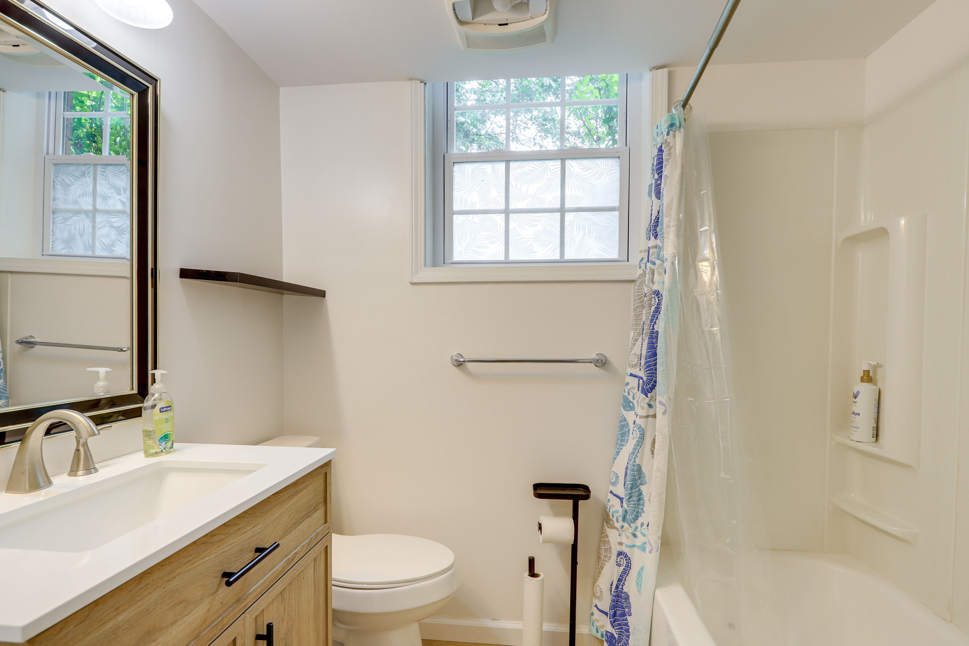 Full Bathroom | Towels Provided | Complimentary Toiletries