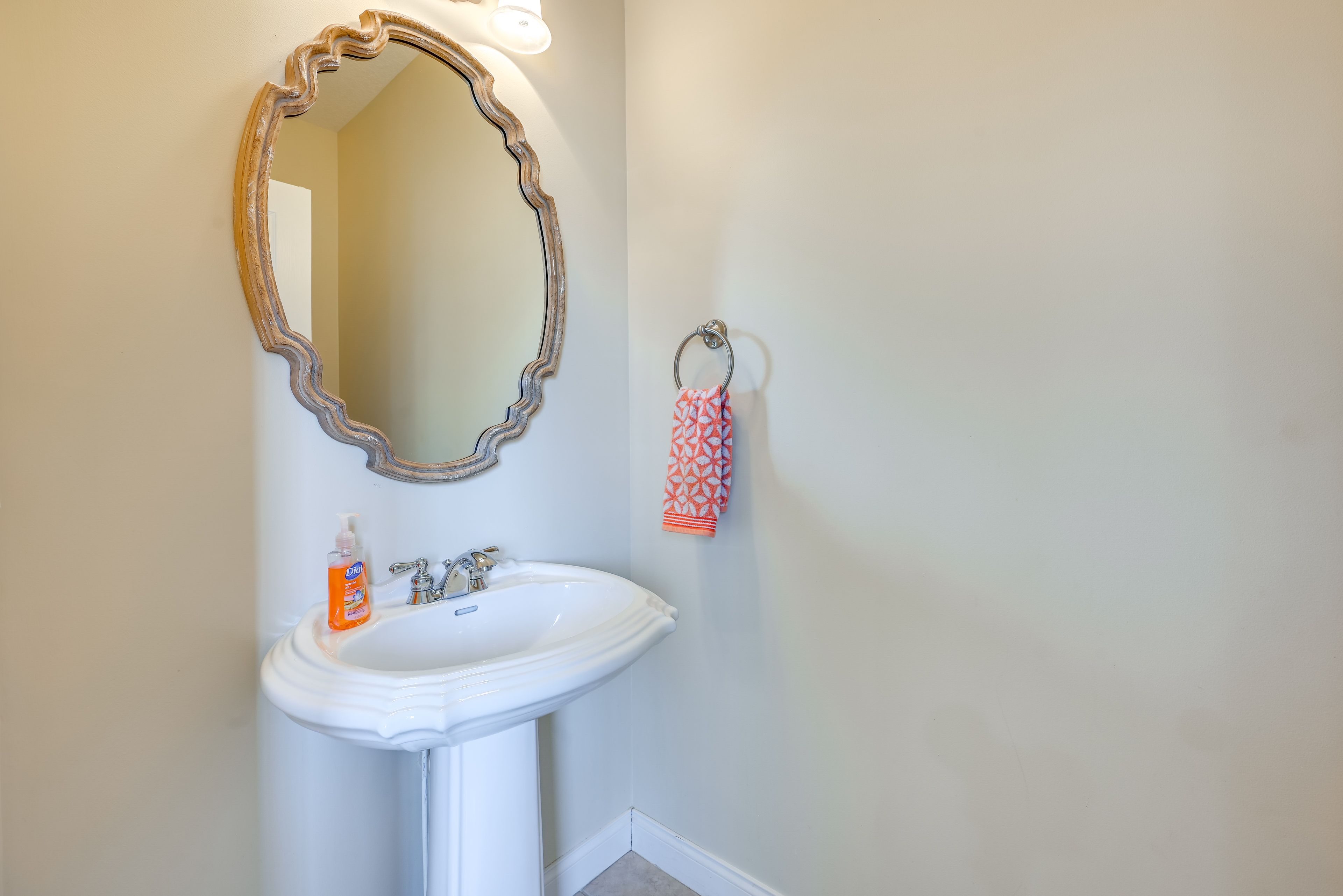 Half Bathroom | 1st Floor | Towels Provided