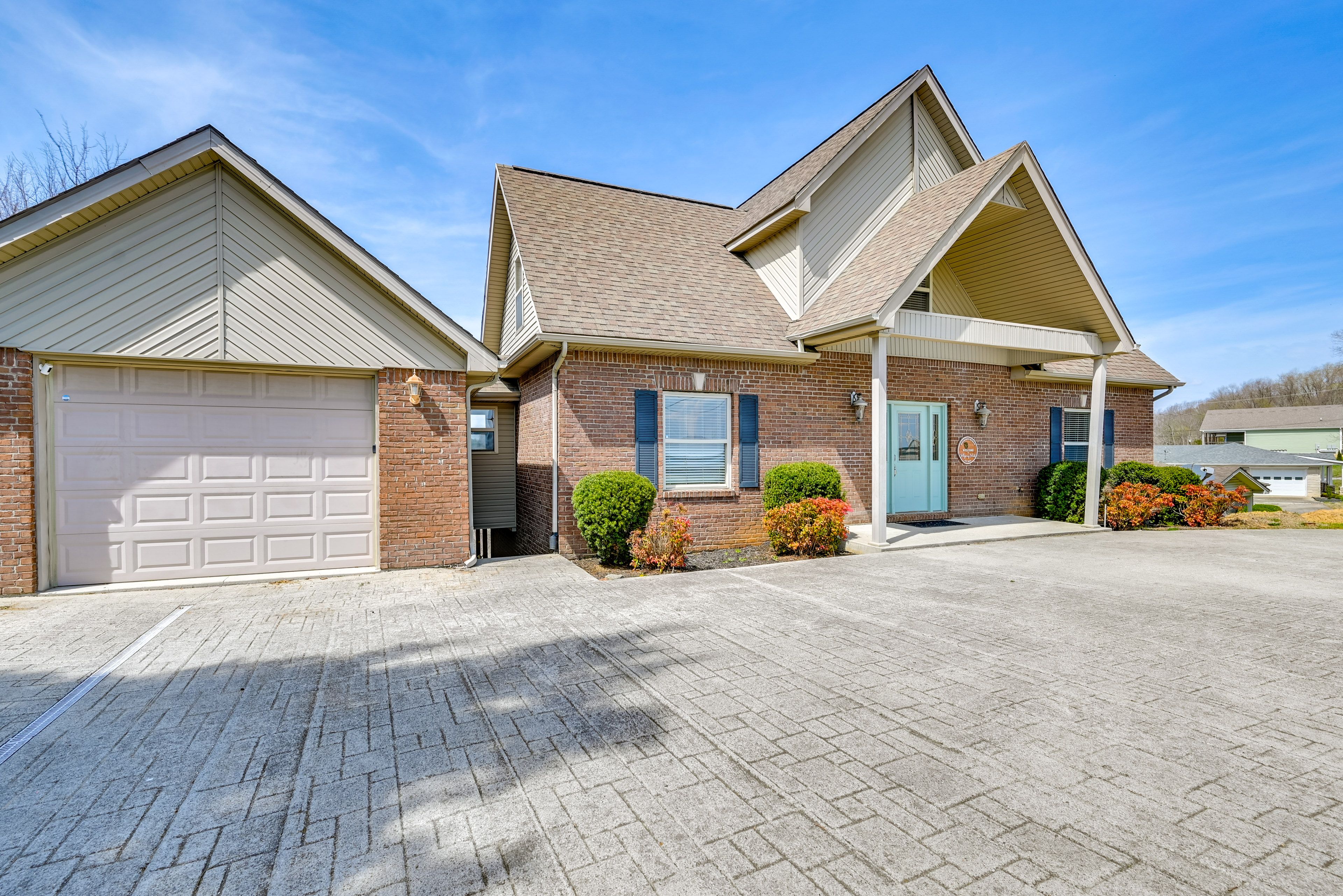 Parking | Driveway (6 Vehicles) | Street Parking | RV/Trailer