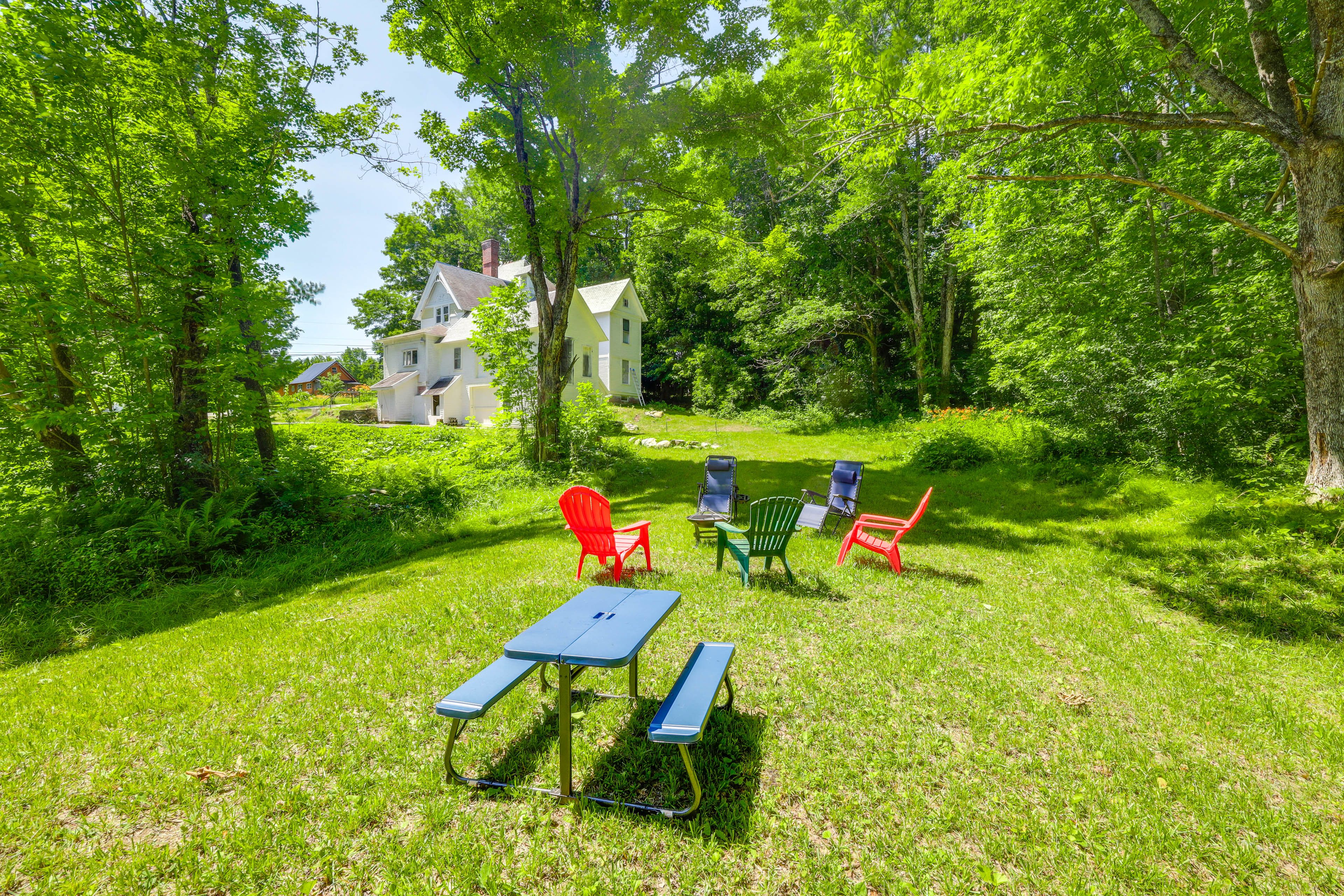 Large Private Yard | Picnic Table | 2 Zero-Gravity Chairs