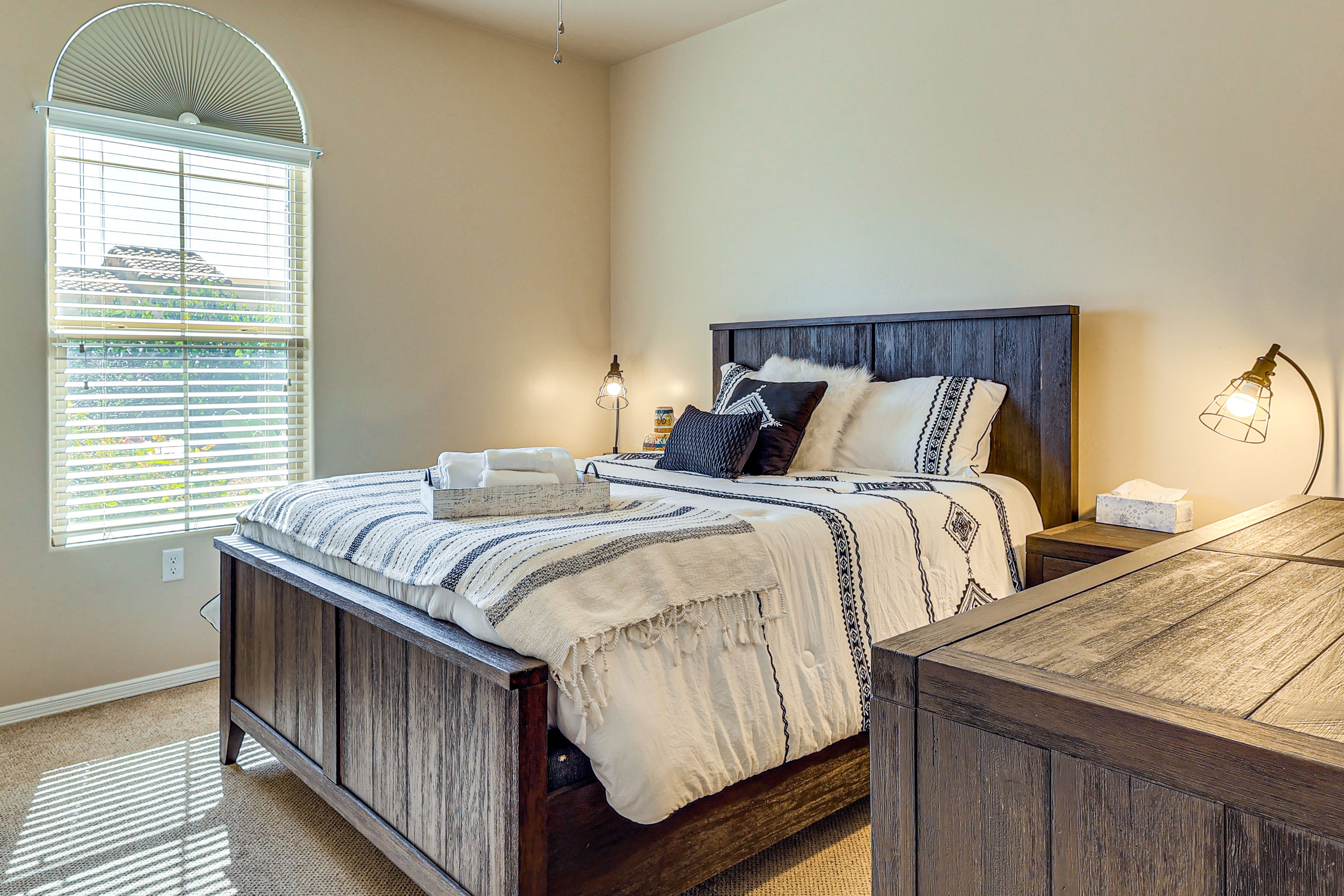 Bedroom | Queen Bed