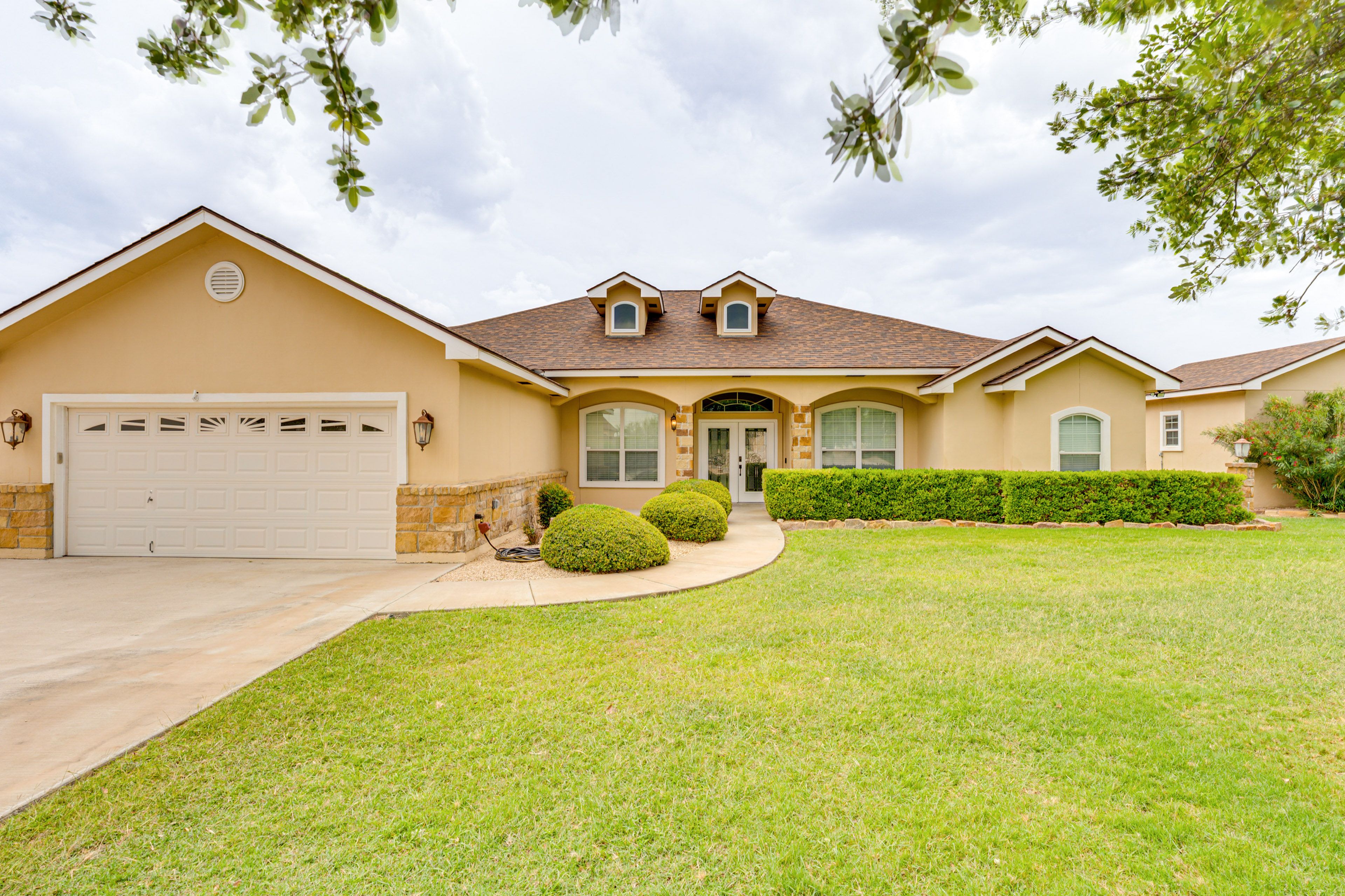 Del Rio Vacation Rental | 4BR | 2BA | 1 Step to Enter | 2,500 Sq Ft