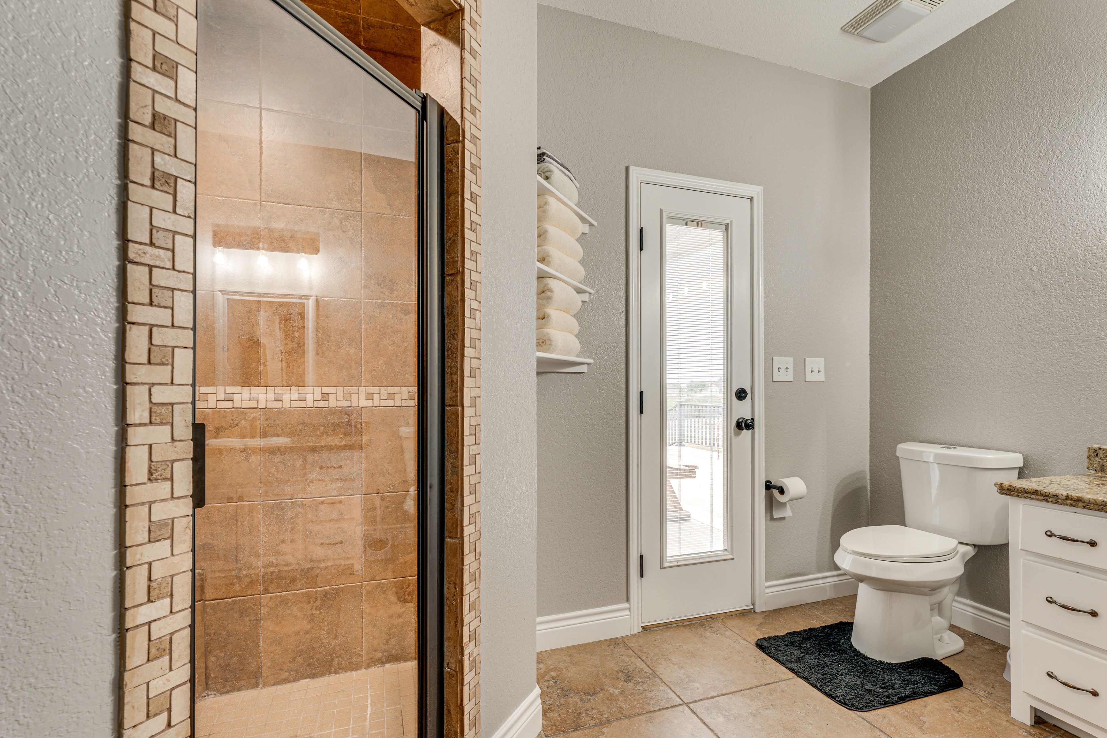 Full Bathroom | Towels Provided