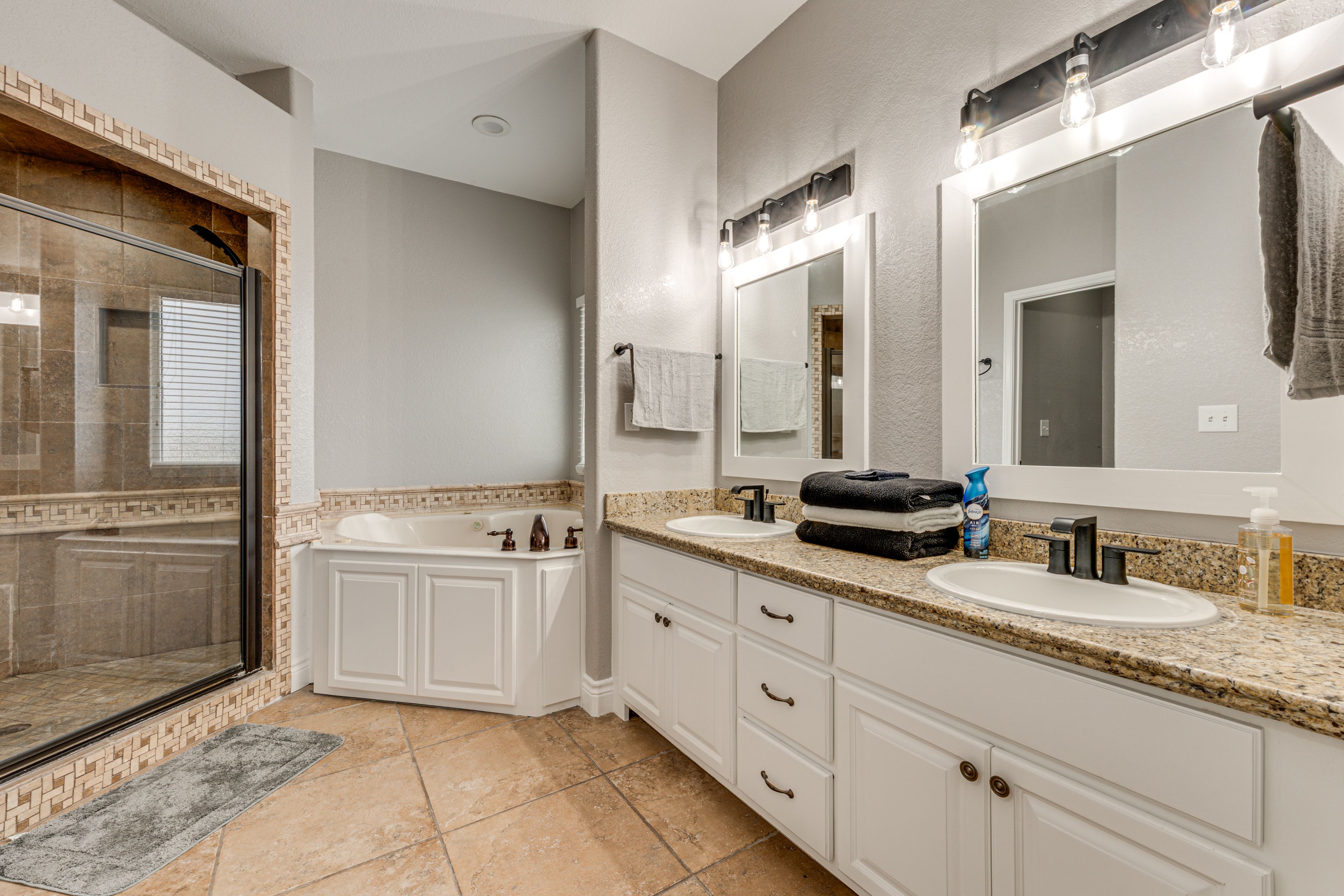 Full Bathroom | Towels Provided